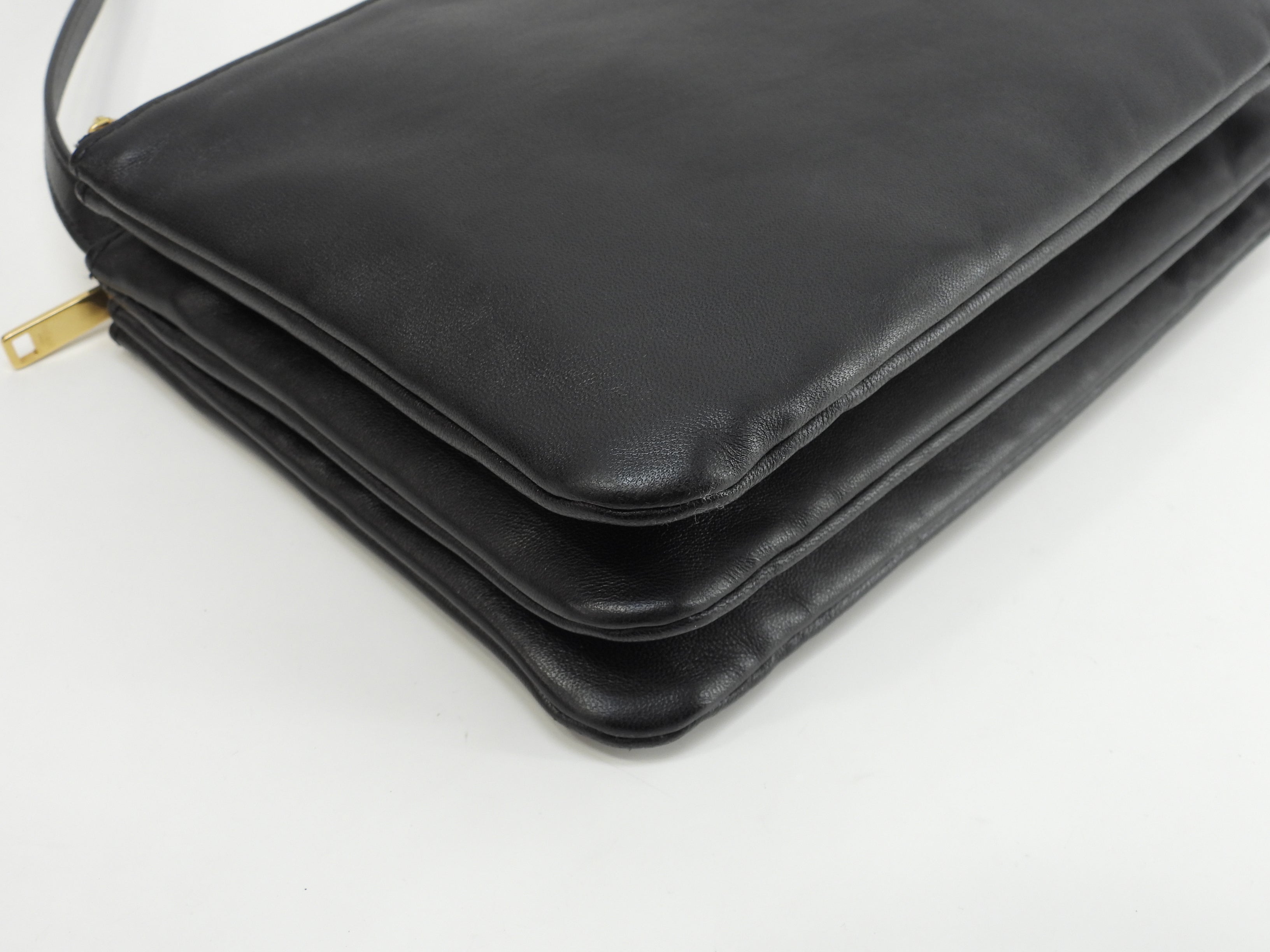 Celine Trio Small in pelle nera con hardware dorato, pochette a tracolla @U-AT-0189