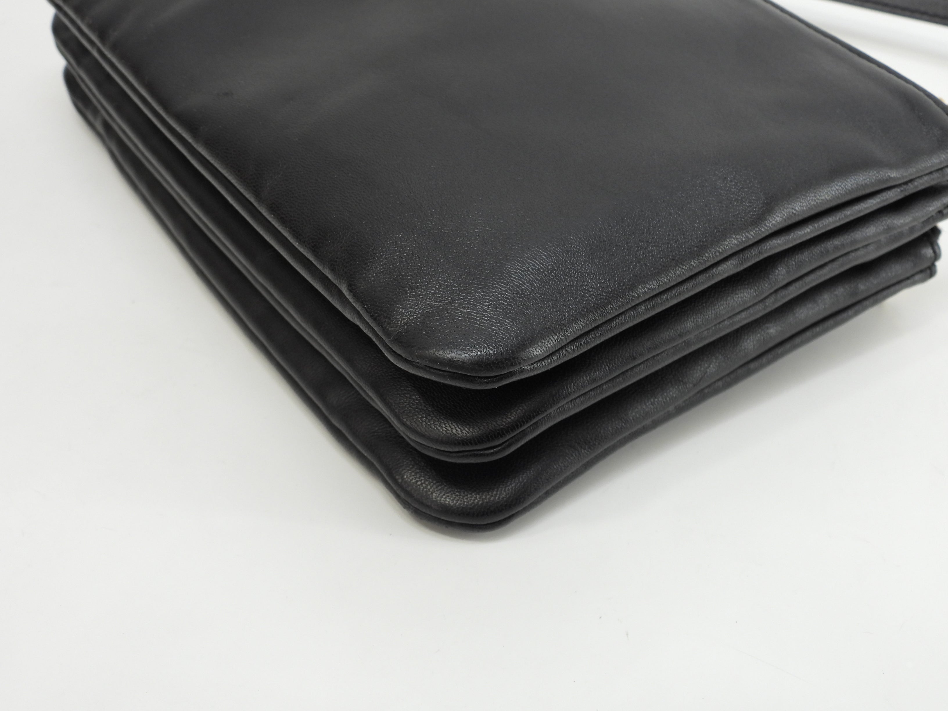 Celine Trio Small in pelle nera con hardware dorato, pochette a tracolla @U-AT-0189