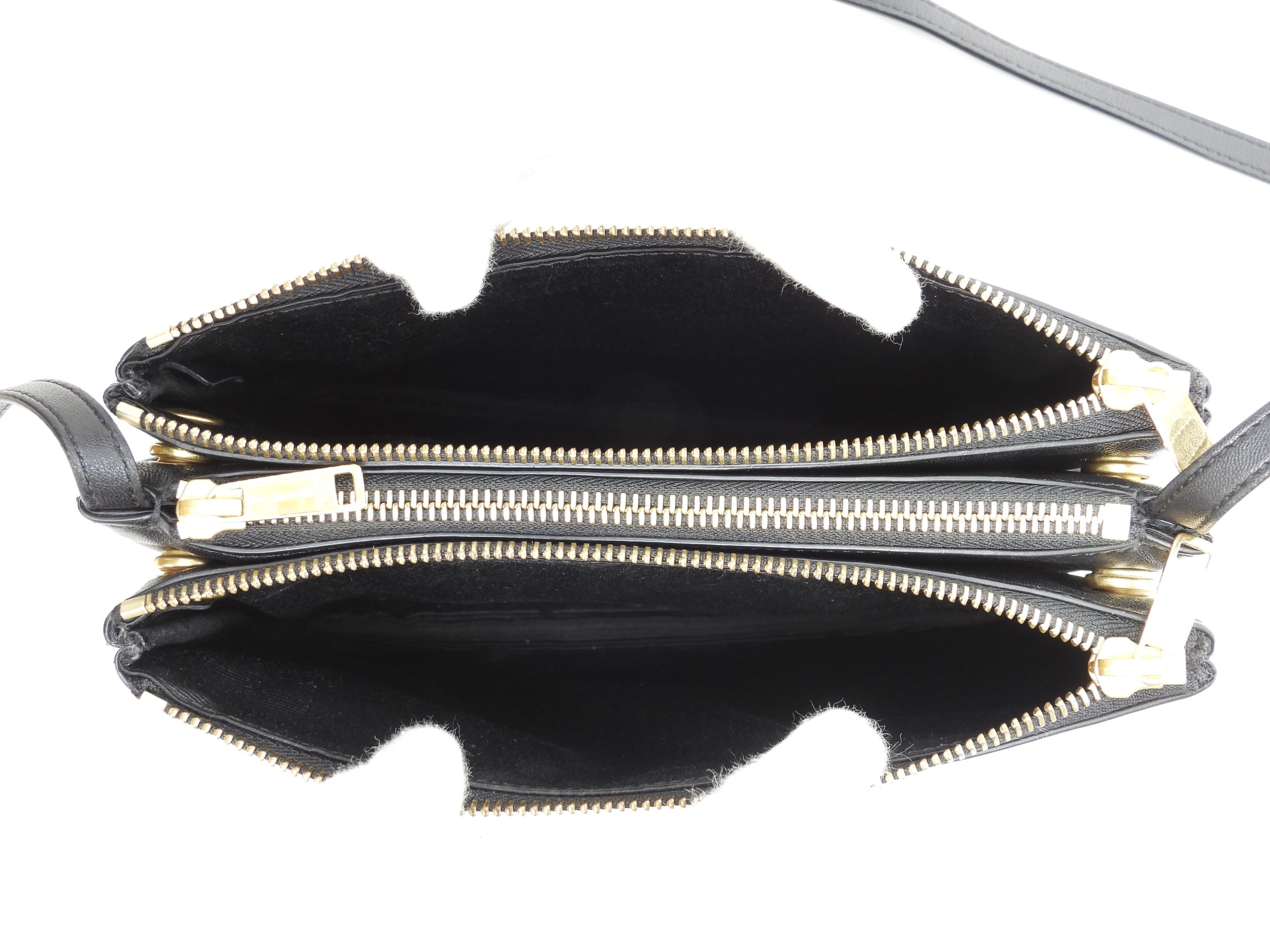 Celine Trio Small in pelle nera con hardware dorato, pochette a tracolla @U-AT-0189