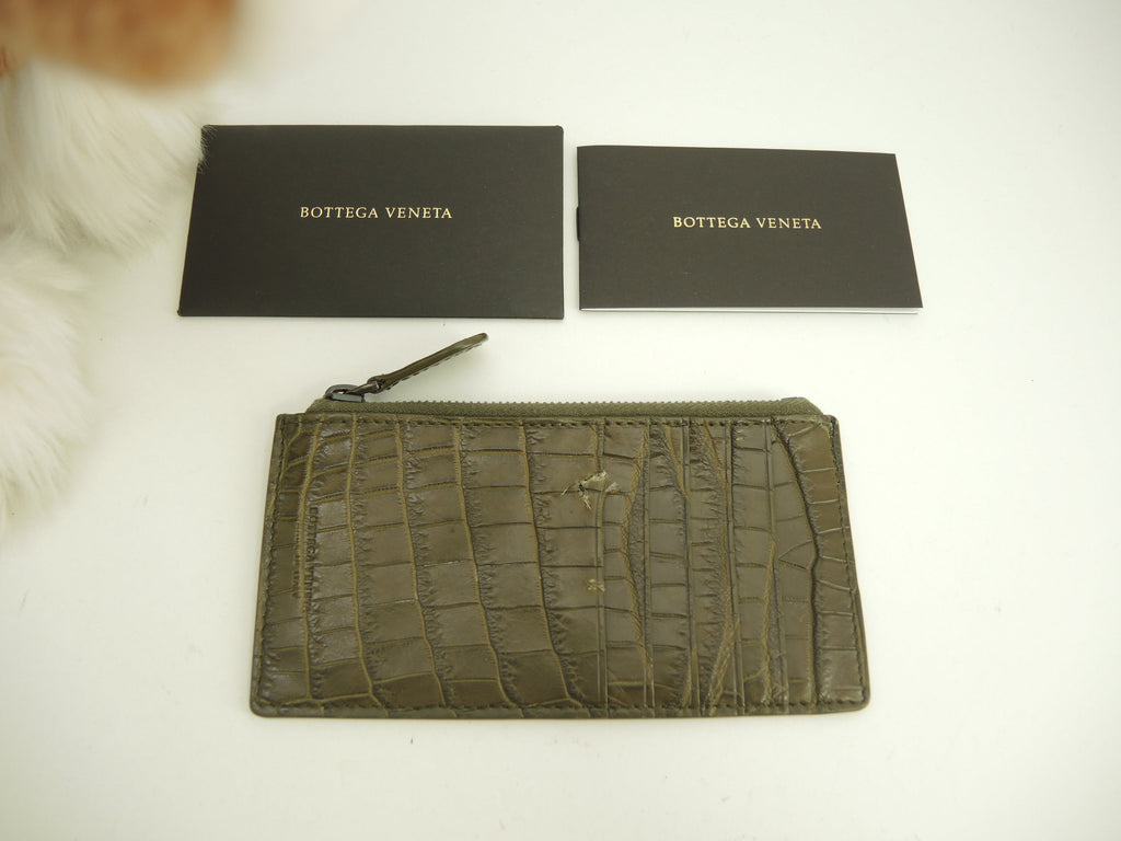 Bottega Veneta - Portacarte con portamonete in coccodrillo, color kaki @P0043407R