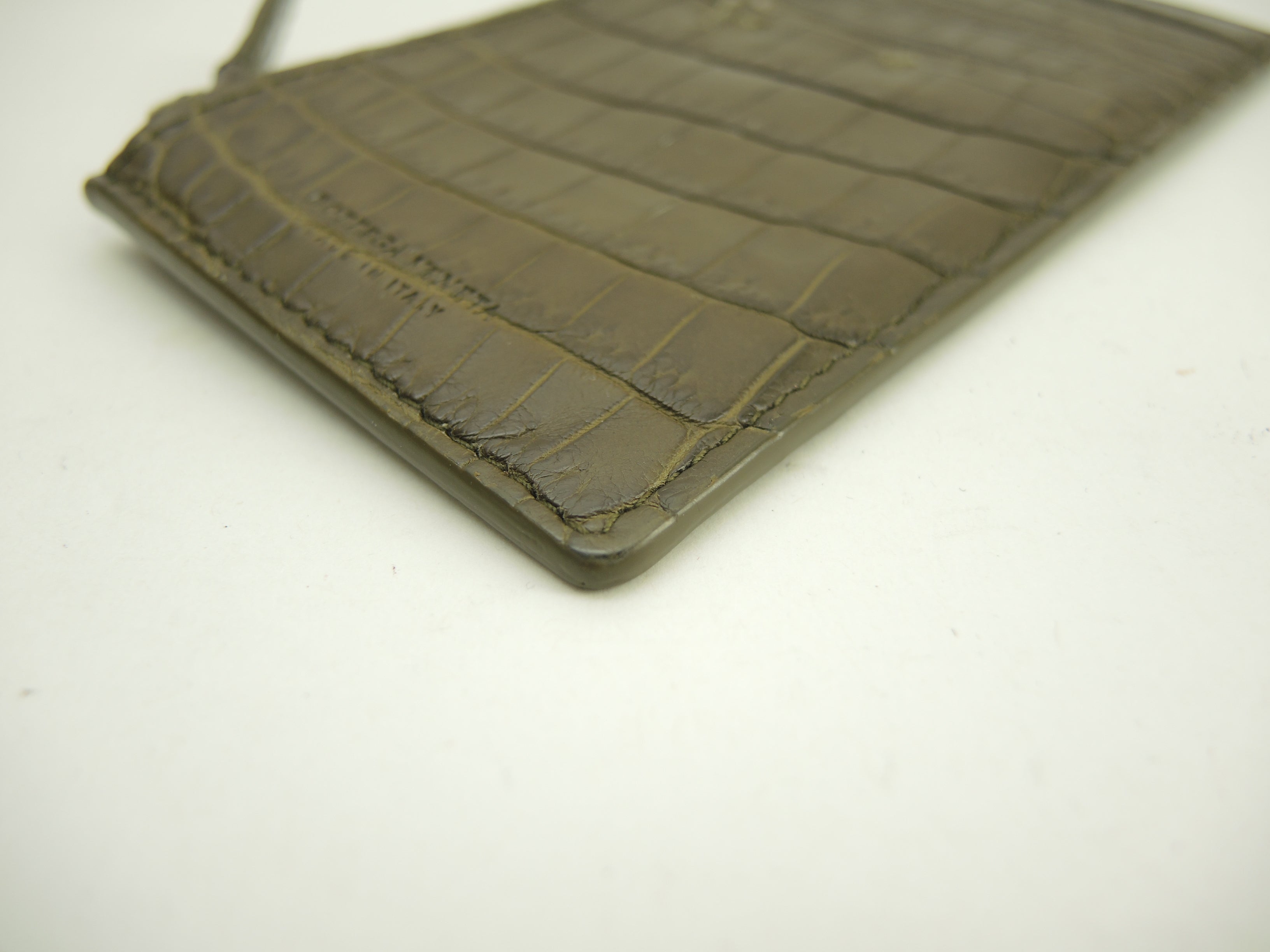 Bottega Veneta - Portacarte con portamonete in coccodrillo, color kaki @P0043407R