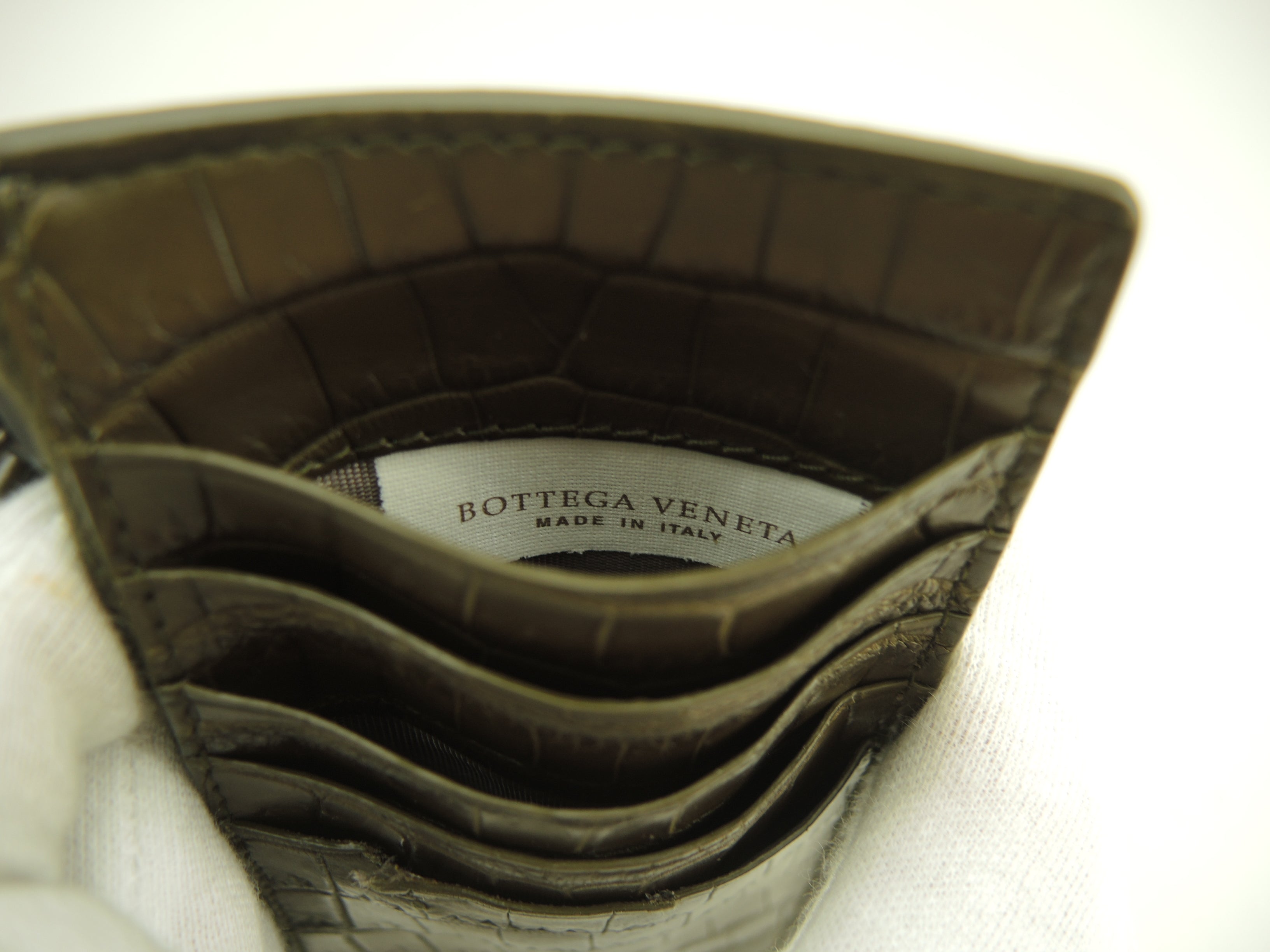 Bottega Veneta - Portacarte con portamonete in coccodrillo, color kaki @P0043407R