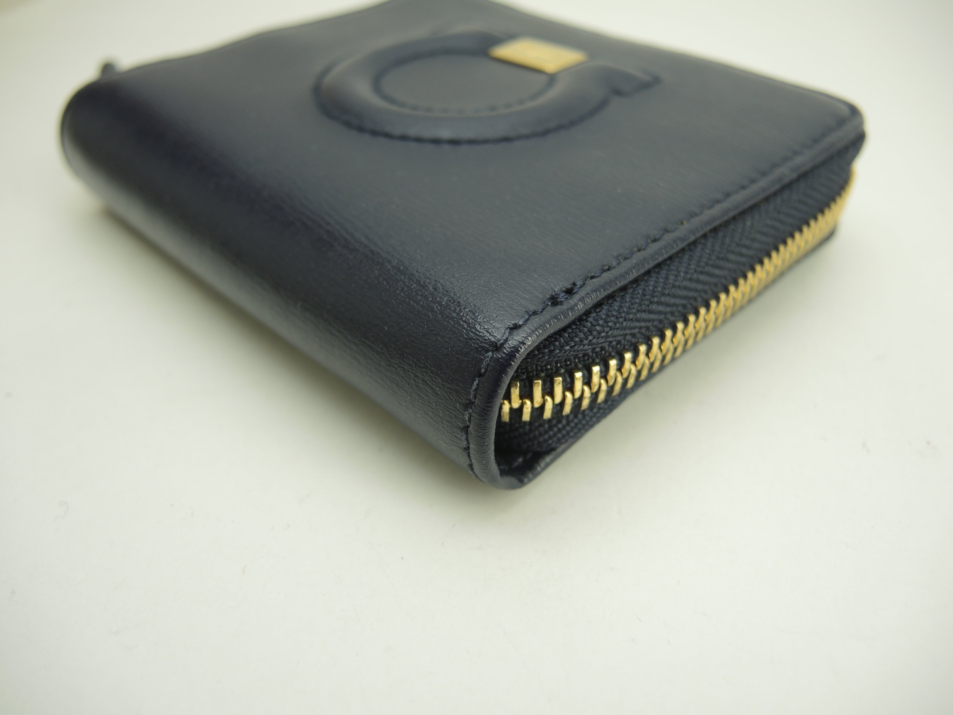 Salvatore Ferragamo Portafoglio compatto Gancini in pelle blu navy con zip piccole@ 18