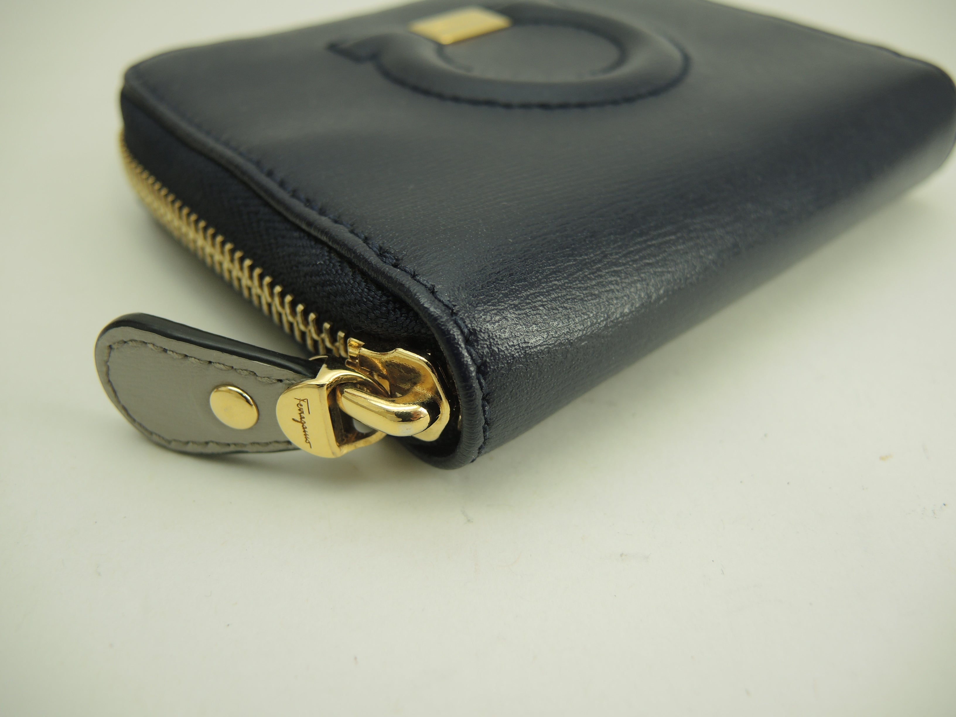 Salvatore Ferragamo Portafoglio compatto Gancini in pelle blu navy con zip piccole@ 18