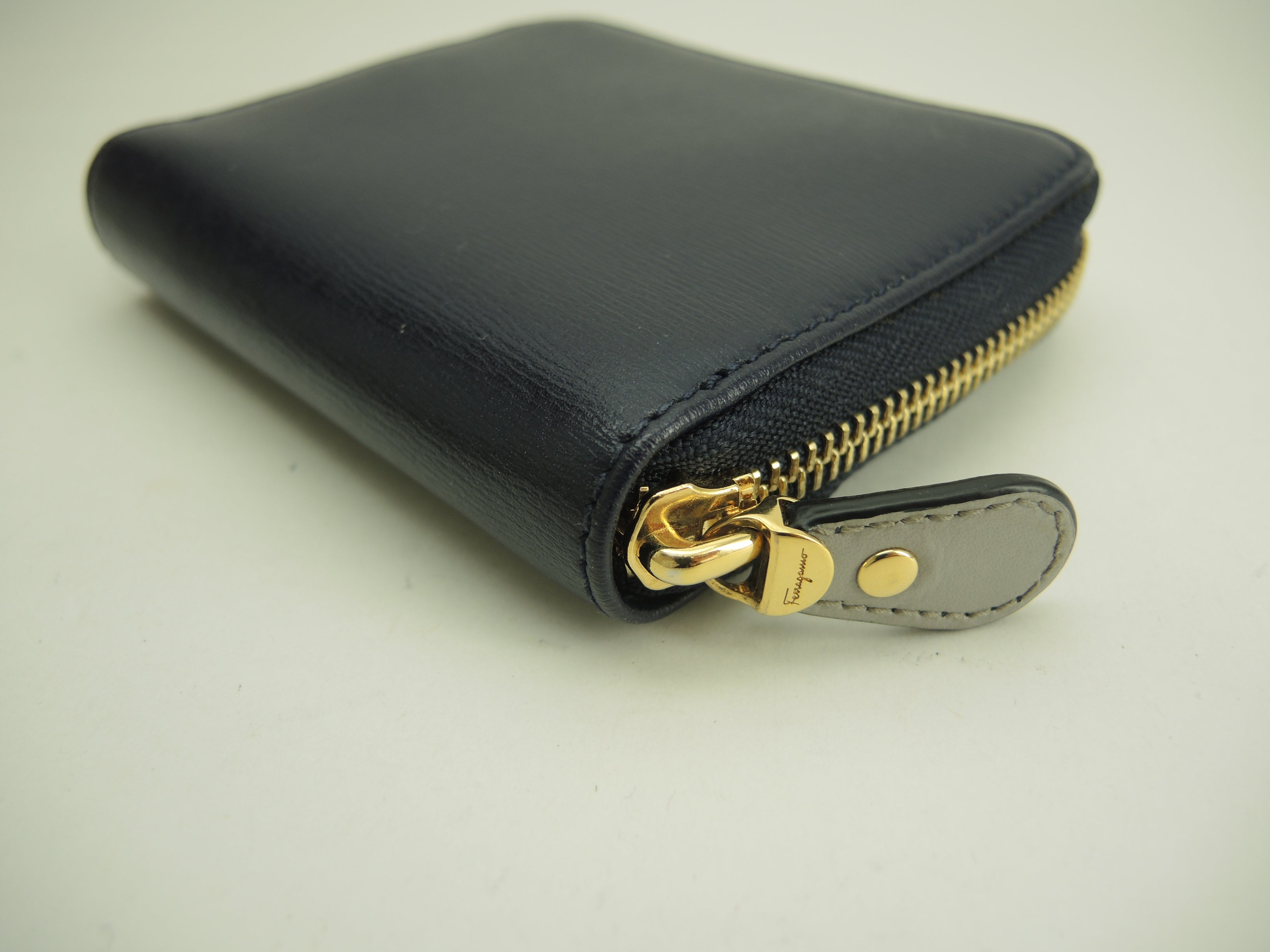 Salvatore Ferragamo Portafoglio compatto Gancini in pelle blu navy con zip piccole@ 18