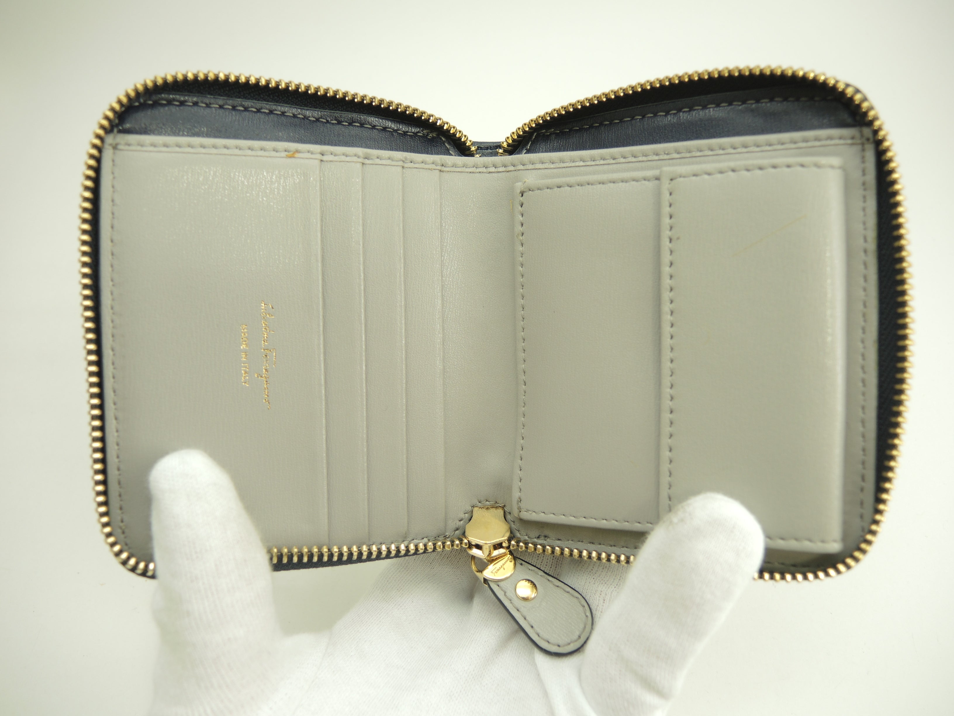 Salvatore Ferragamo Portafoglio compatto Gancini in pelle blu navy con zip piccole@ 18