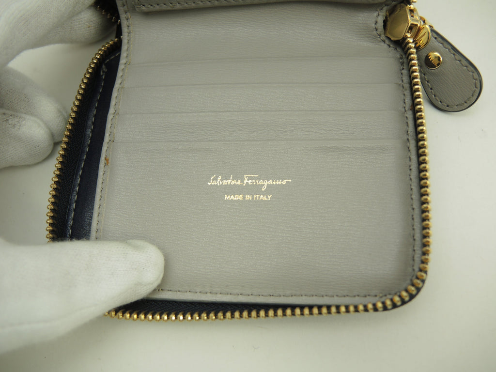 Salvatore Ferragamo Portafoglio compatto Gancini in pelle blu navy con zip piccole@ 18
