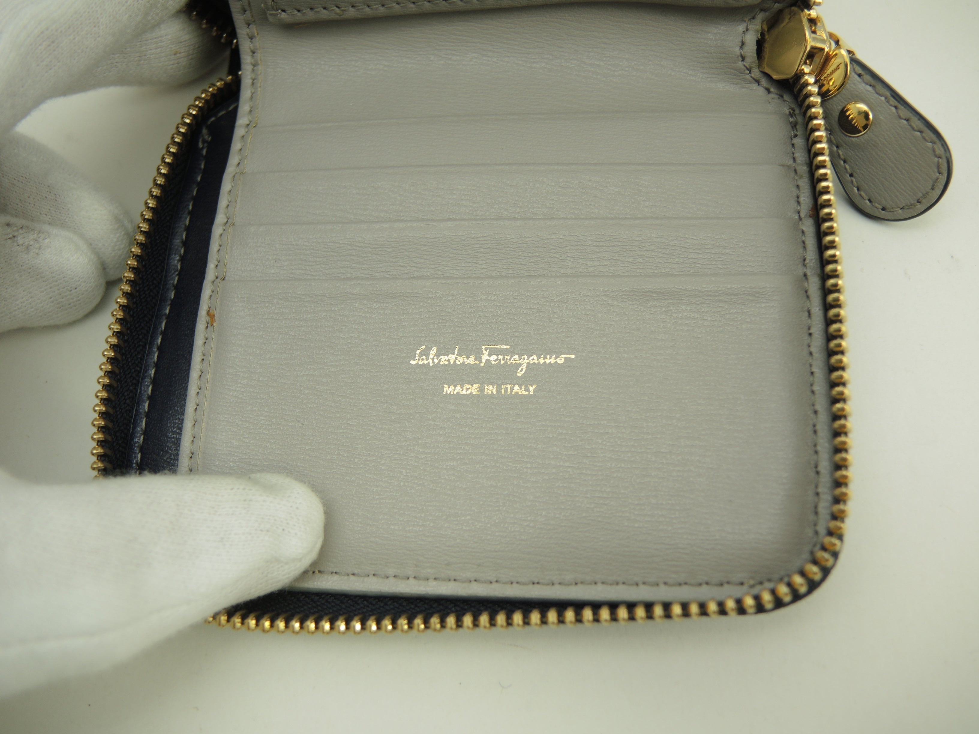 Salvatore Ferragamo Portafoglio compatto Gancini in pelle blu navy con zip piccole@ 18