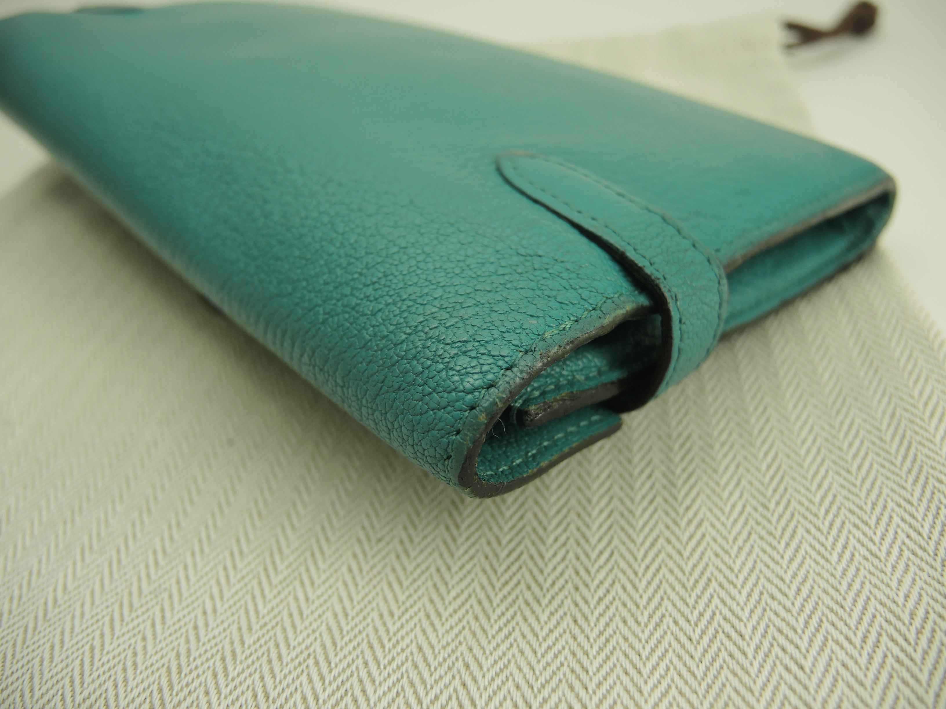 Hermès Portafoglio lungo Kelly, pelle di capra Chèvre, Blue Paon, portafoglio bi-fold, hardware in argento @X