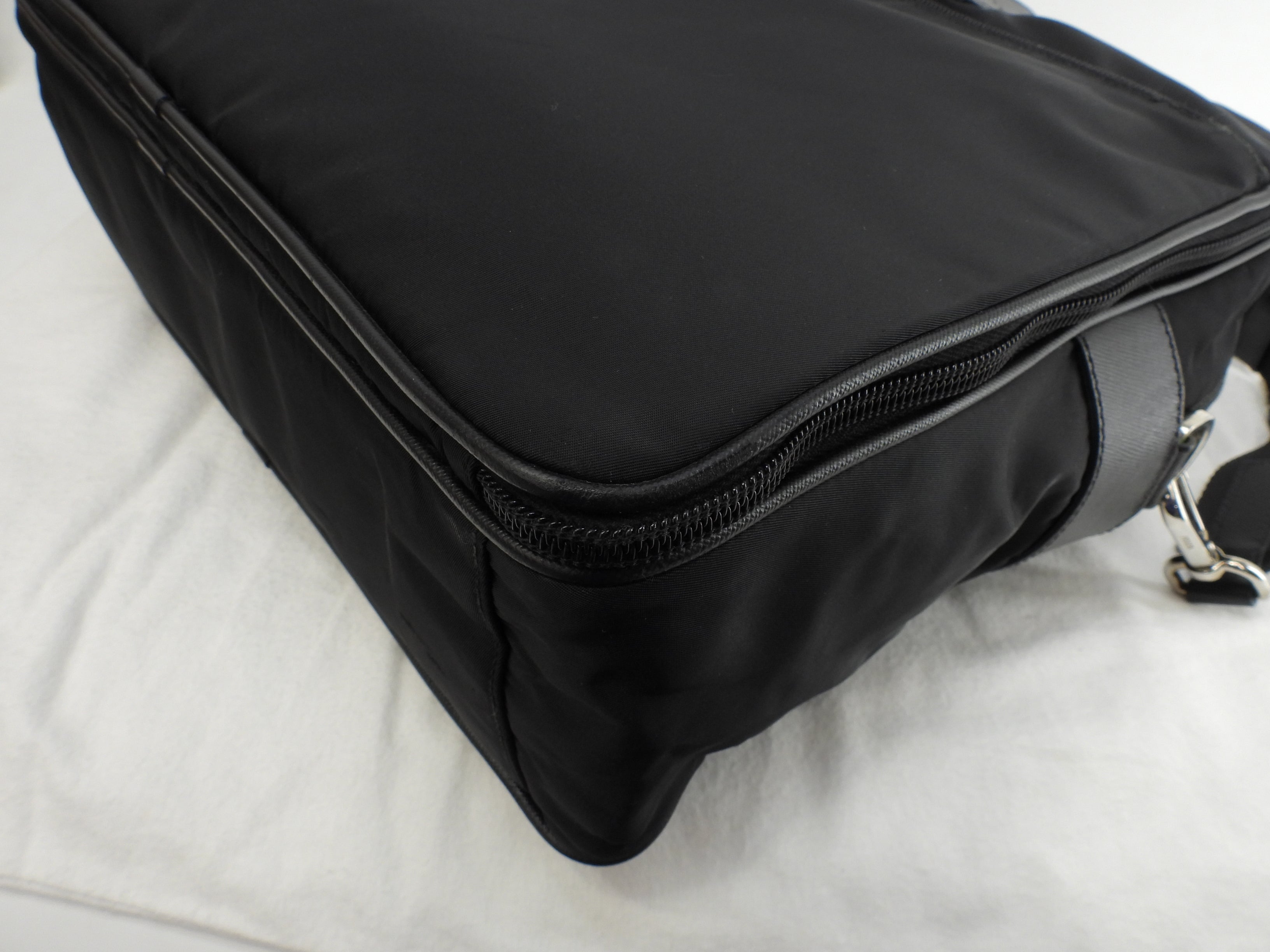 Borsello Prada grande in pelle Saffiano/nylon nero con portadocumenti con cerniera@165 3