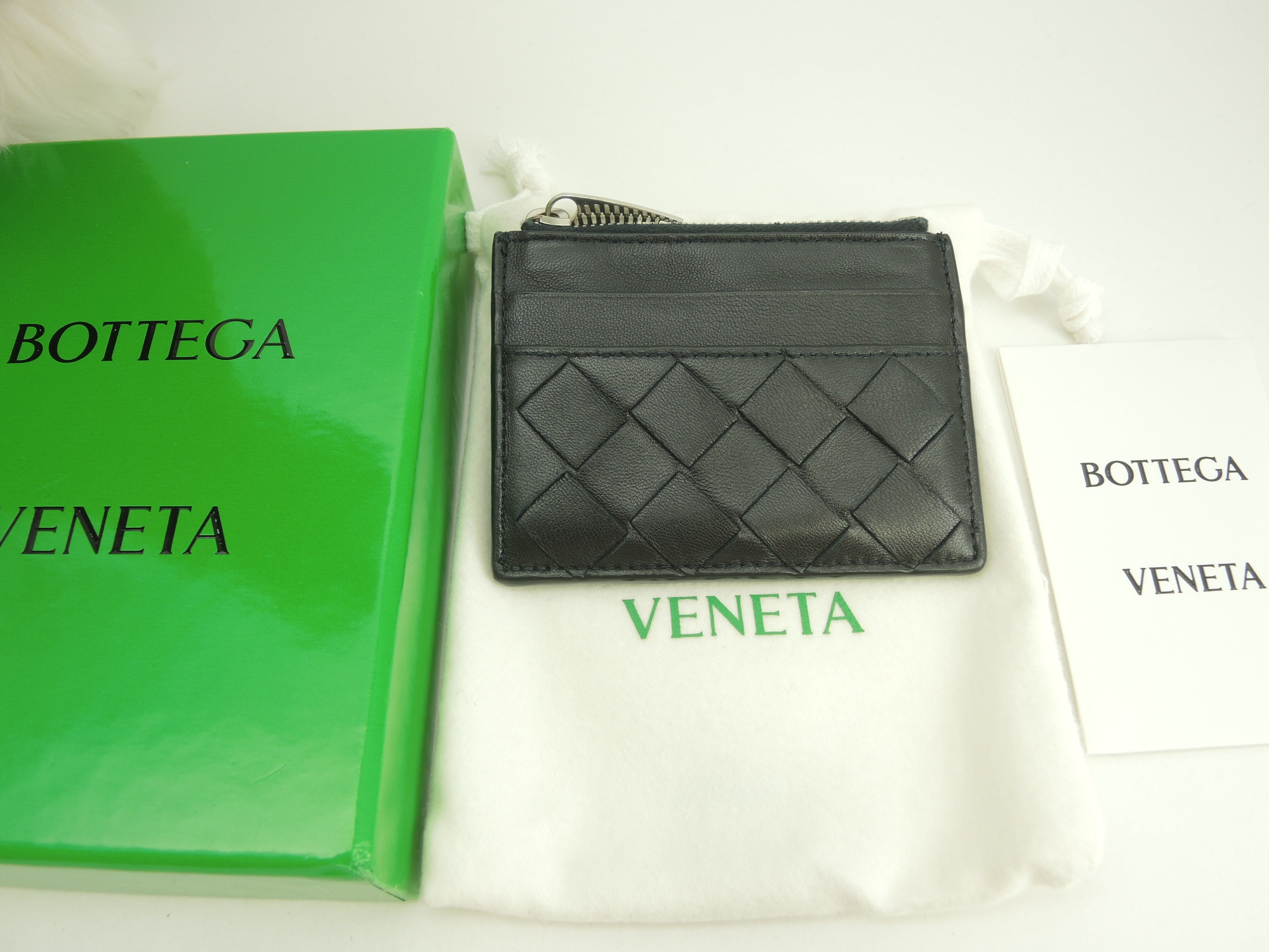 Bottega Veneta Portamonete in pelle nera con motivo Intrecciato interno e tasche per carte @S02088900O