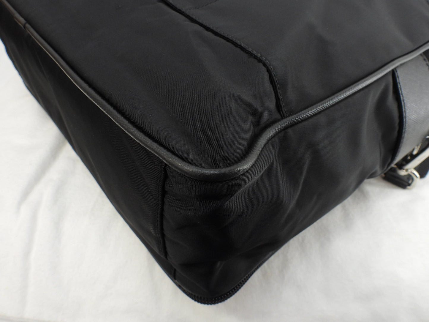 Borsello Prada grande in pelle Saffiano/nylon nero con portadocumenti con cerniera@165 3