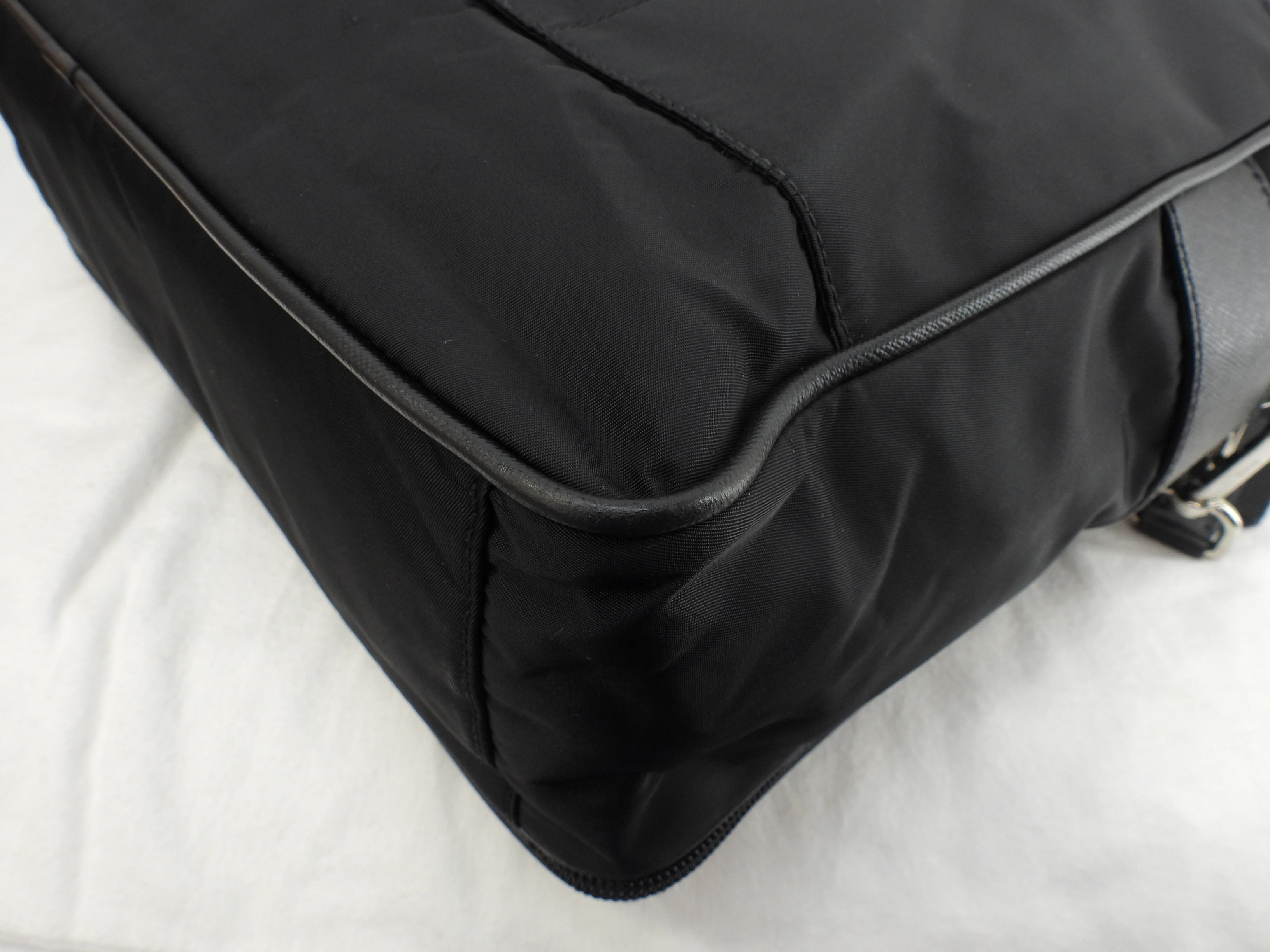 Borsello Prada grande in pelle Saffiano/nylon nero con portadocumenti con cerniera@165 3
