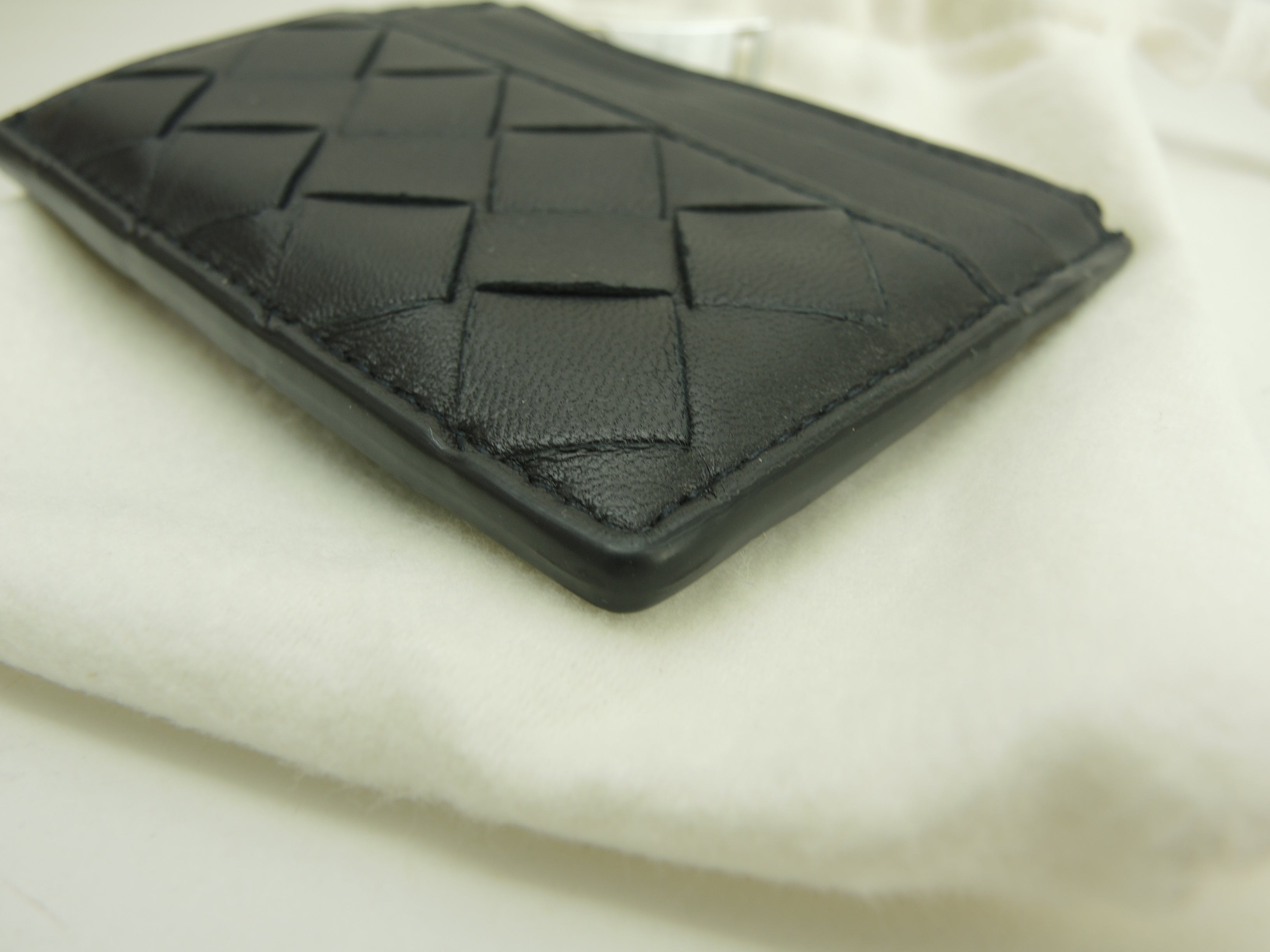 Bottega Veneta Portamonete in pelle nera con motivo Intrecciato interno e tasche per carte @S02088900O