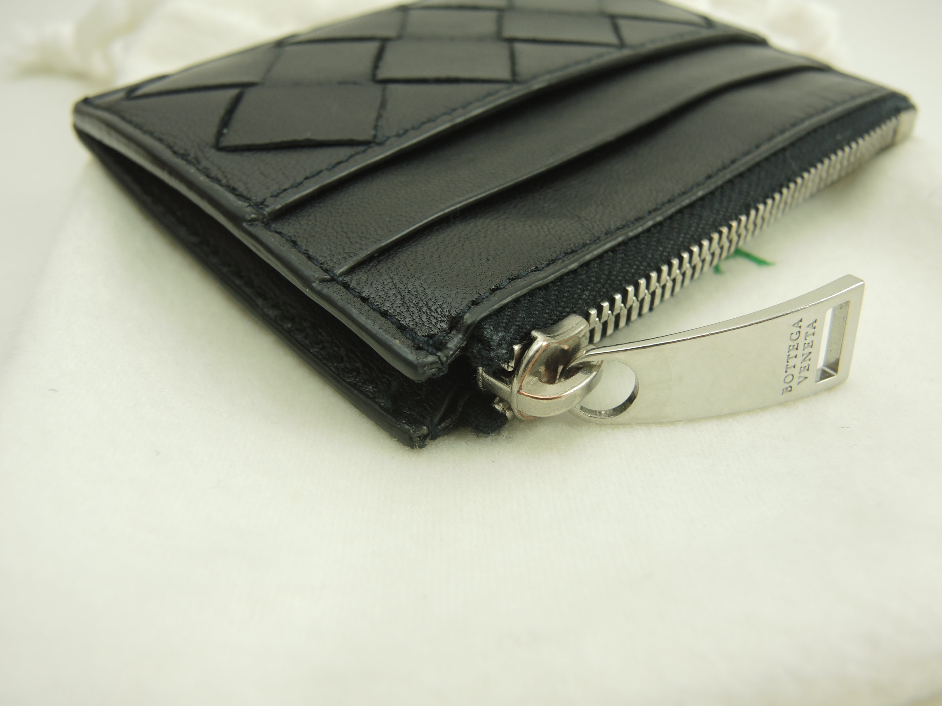 Bottega Veneta Portamonete in pelle nera con motivo Intrecciato interno e tasche per carte @S02088900O