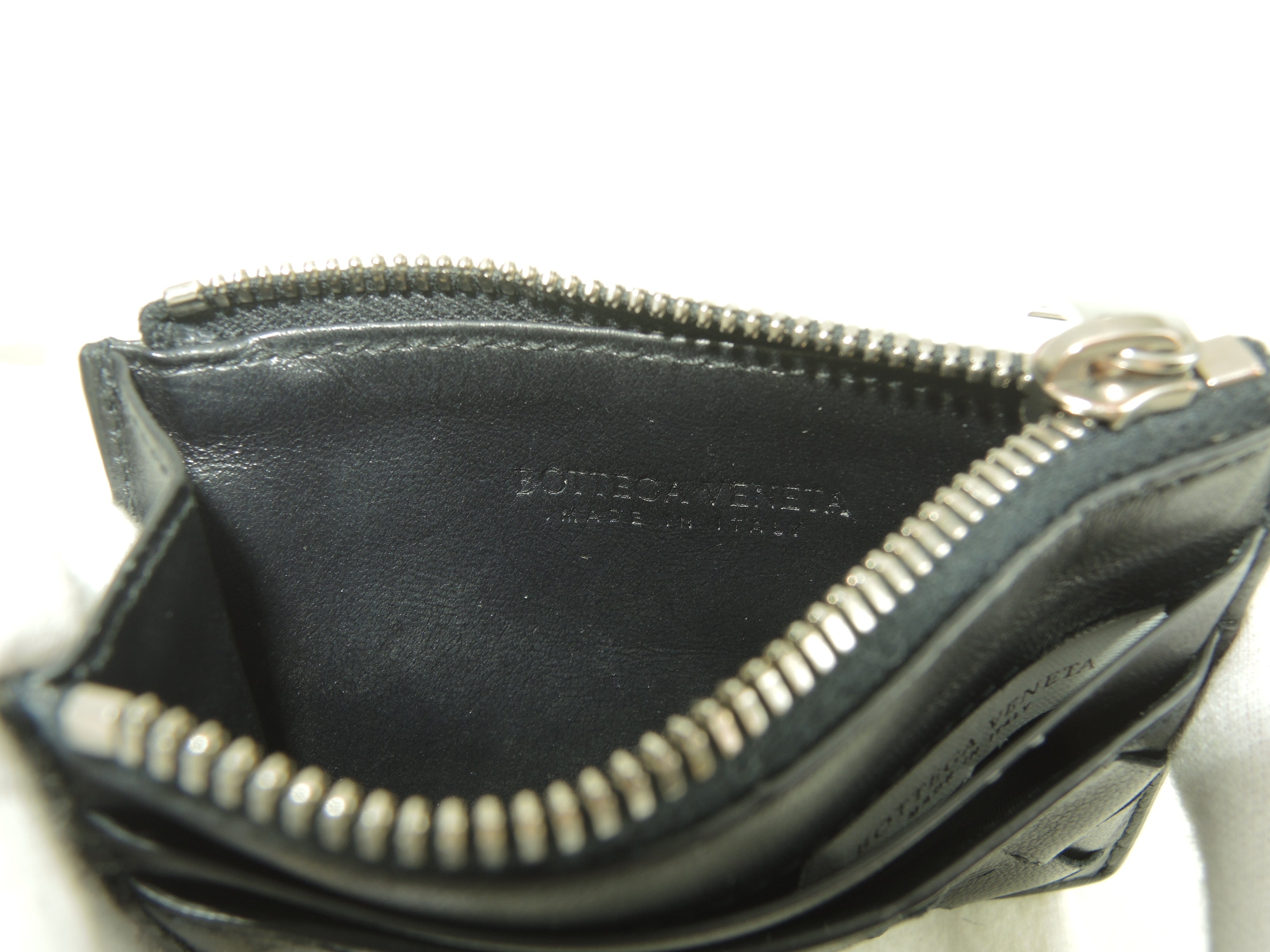 Bottega Veneta Portamonete in pelle nera con motivo Intrecciato interno e tasche per carte @S02088900O