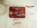 Christian Louboutin, mini portafoglio a tre ante Loubi54 in pelle verniciata rossa, portafoglio compatto, mai usato @ 1