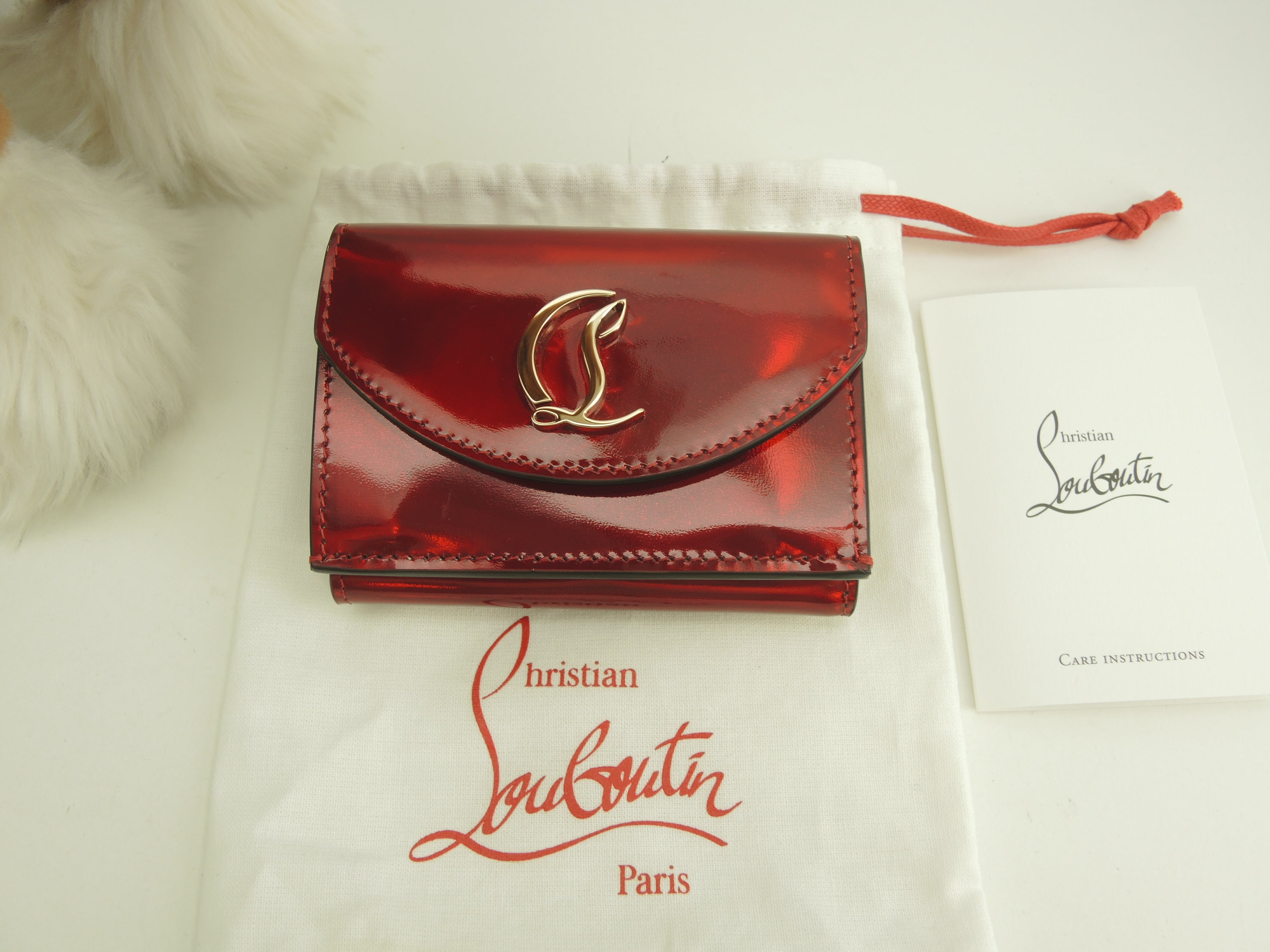 Christian Louboutin, mini portafoglio a tre ante Loubi54 in pelle verniciata rossa, portafoglio compatto, mai usato @ 1
