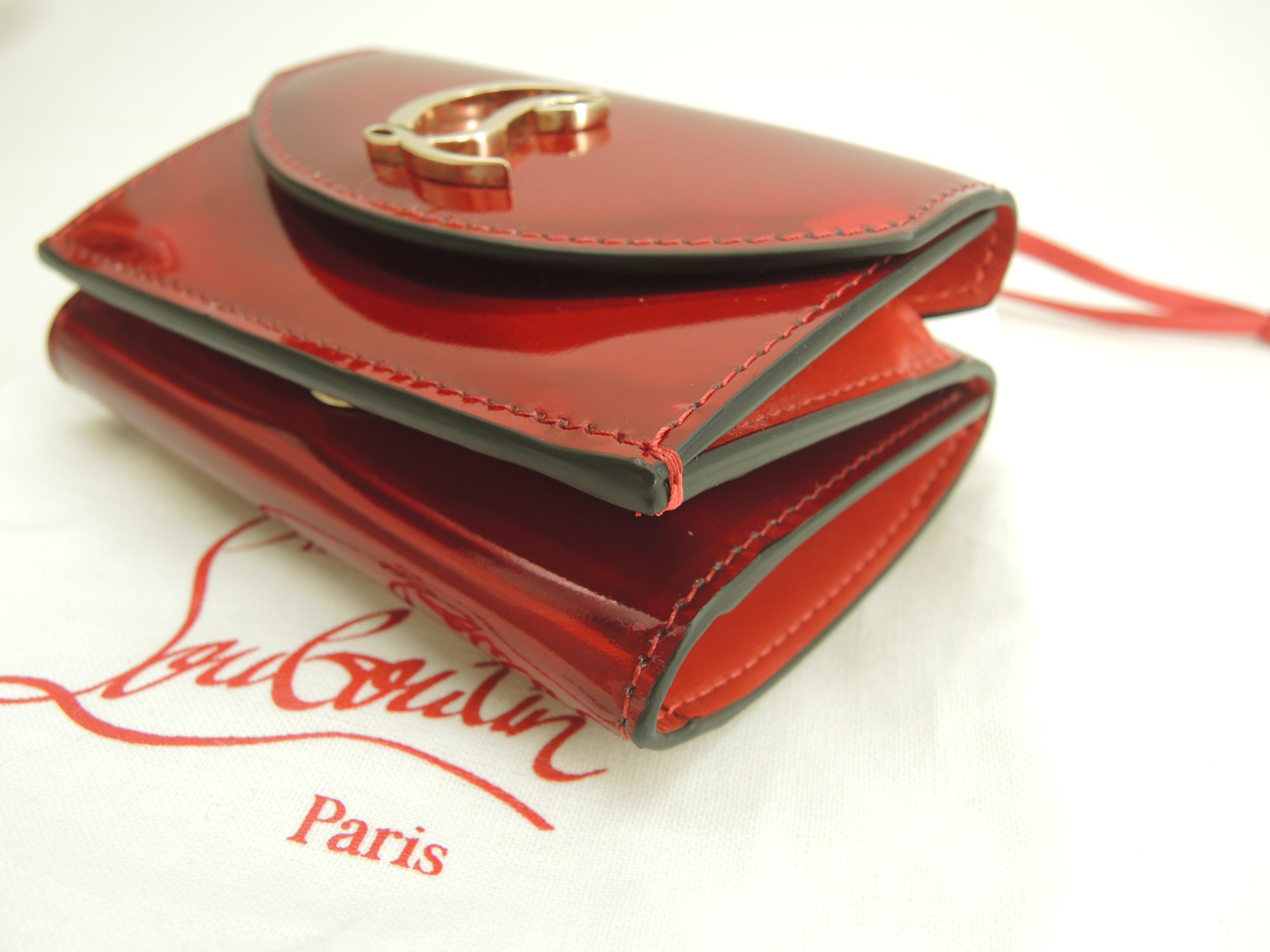 Christian Louboutin, mini portafoglio a tre ante Loubi54 in pelle verniciata rossa, portafoglio compatto, mai usato @ 1