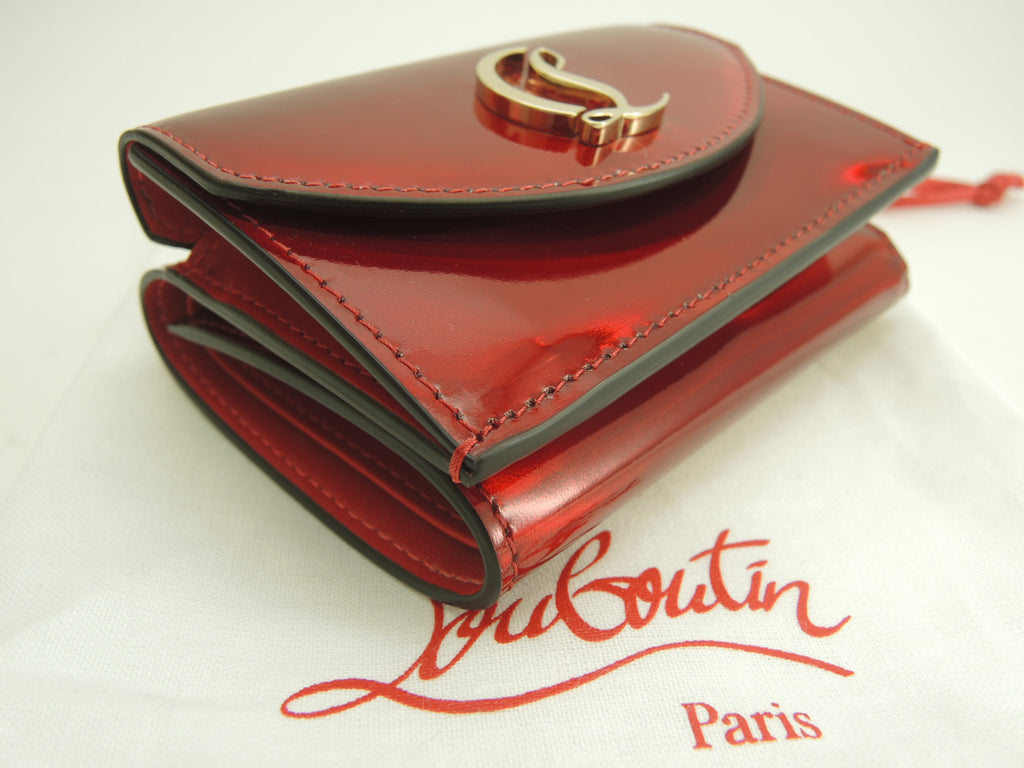 Christian Louboutin, mini portafoglio a tre ante Loubi54 in pelle verniciata rossa, portafoglio compatto, mai usato @ 1
