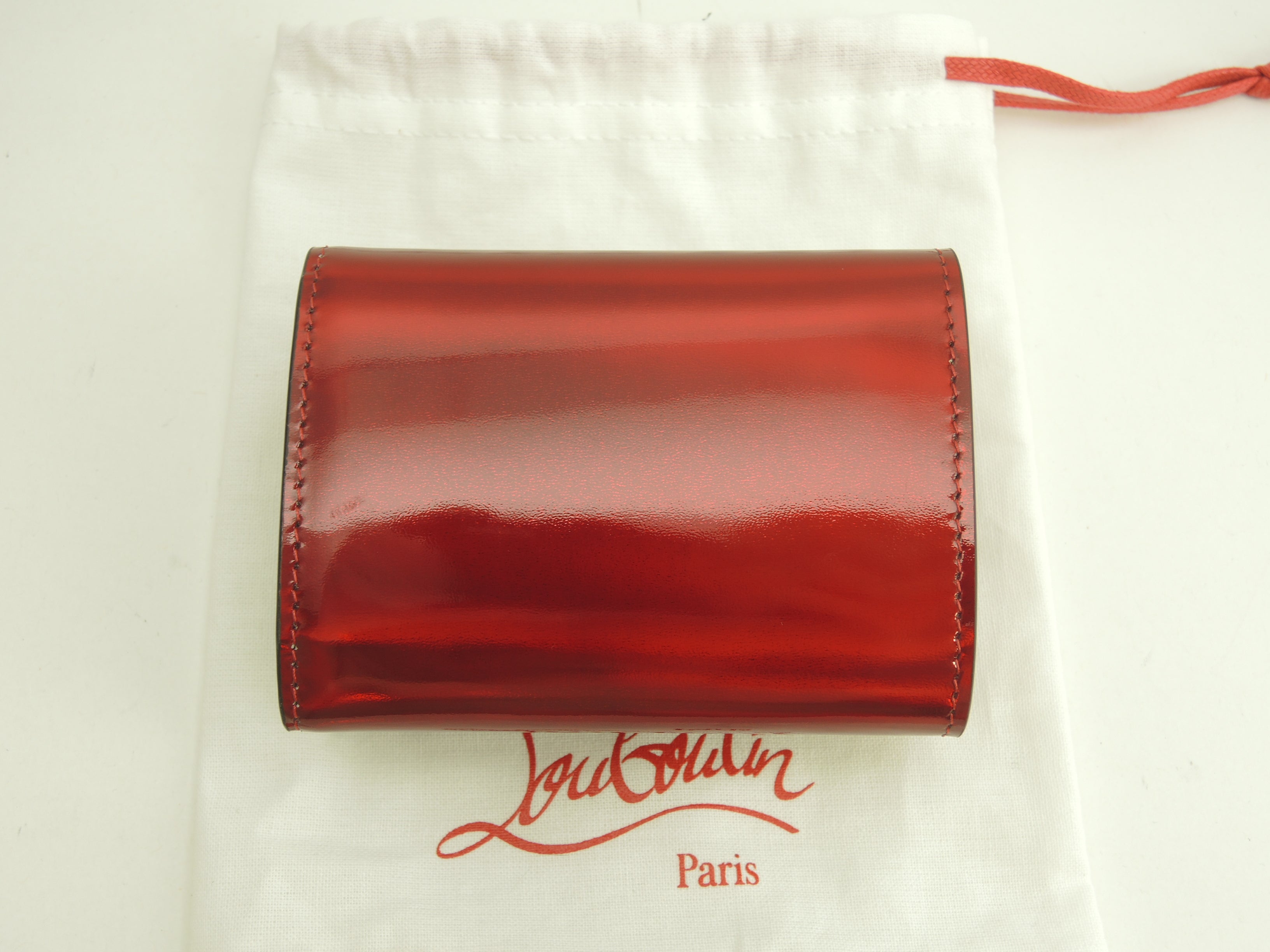 Christian Louboutin, mini portafoglio a tre ante Loubi54 in pelle verniciata rossa, portafoglio compatto, mai usato @ 1