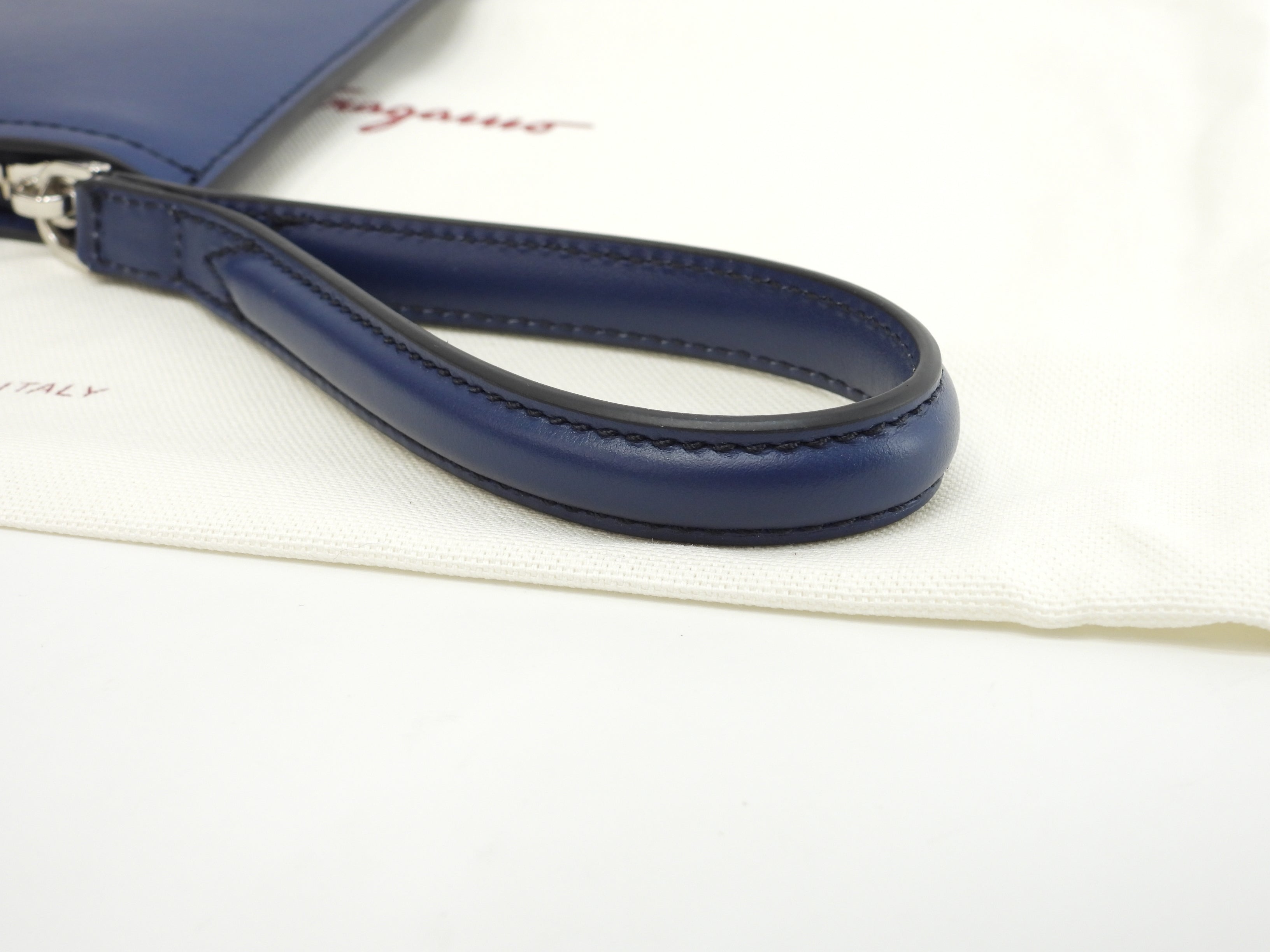 Salvatore Ferragamo Clutch in pelle liscia blu Seconda borsa Nuova @GG-24A124