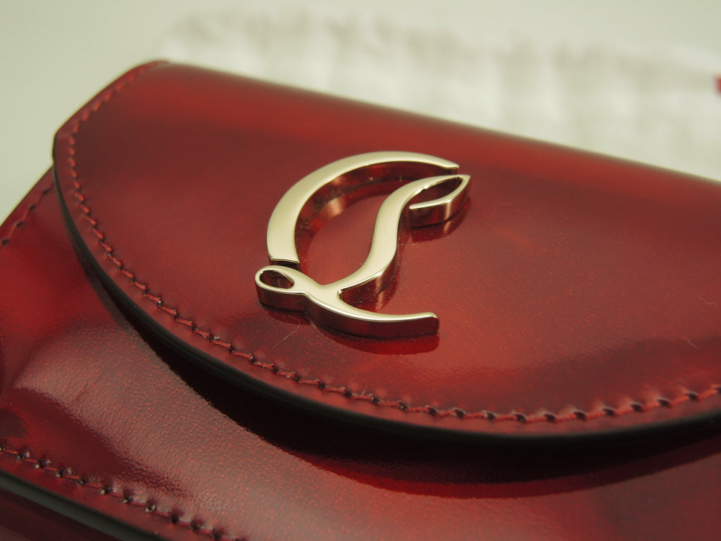 Christian Louboutin, mini portafoglio a tre ante Loubi54 in pelle verniciata rossa, portafoglio compatto, mai usato @ 1