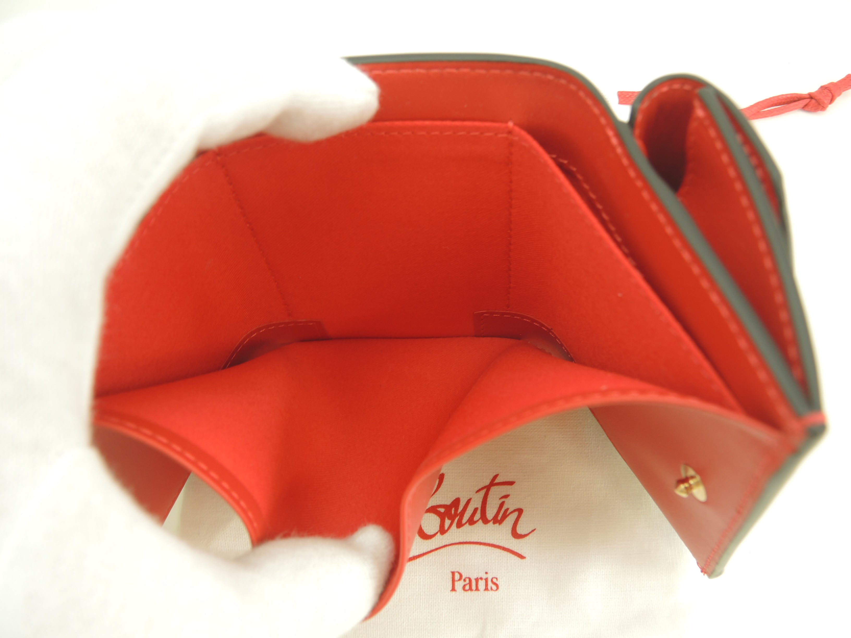 Christian Louboutin, mini portafoglio a tre ante Loubi54 in pelle verniciata rossa, portafoglio compatto, mai usato @ 1