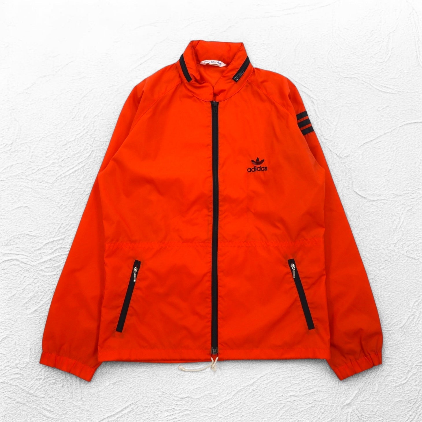 adidas Anni '90, giacca in nylon Descente, taglia M, arancione, logo trifoglio ricamato, cappuccio a scomparsa
