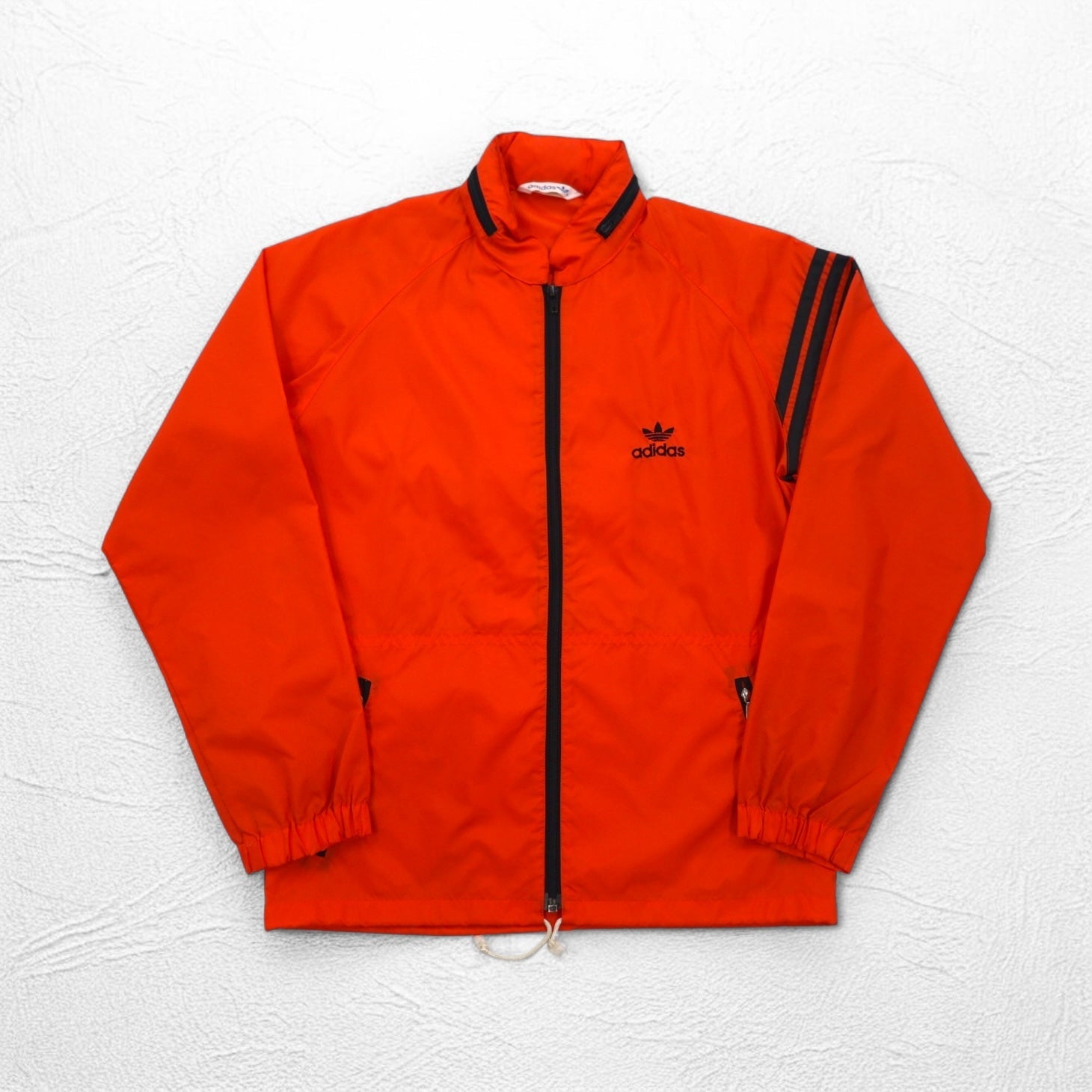 adidas Anni '90, giacca in nylon Descente, taglia M, arancione, logo trifoglio ricamato, cappuccio a scomparsa