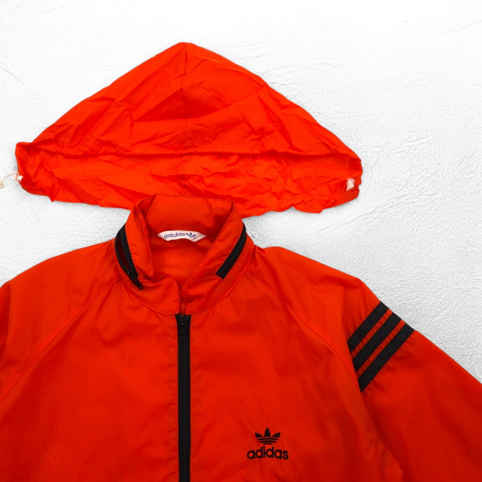 adidas Anni '90, giacca in nylon Descente, taglia M, arancione, logo trifoglio ricamato, cappuccio a scomparsa