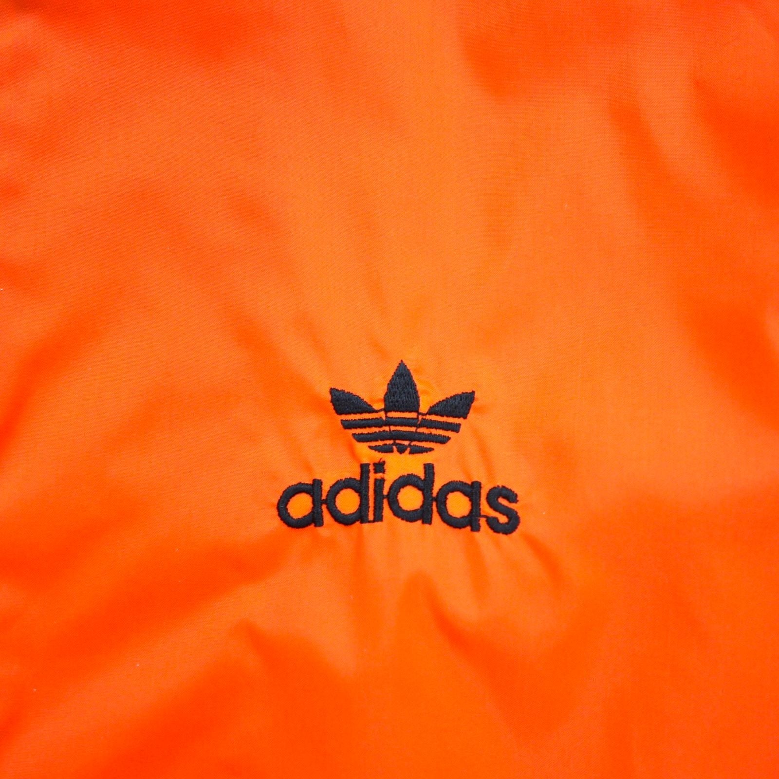 adidas Anni '90, giacca in nylon Descente, taglia M, arancione, logo trifoglio ricamato, cappuccio a scomparsa