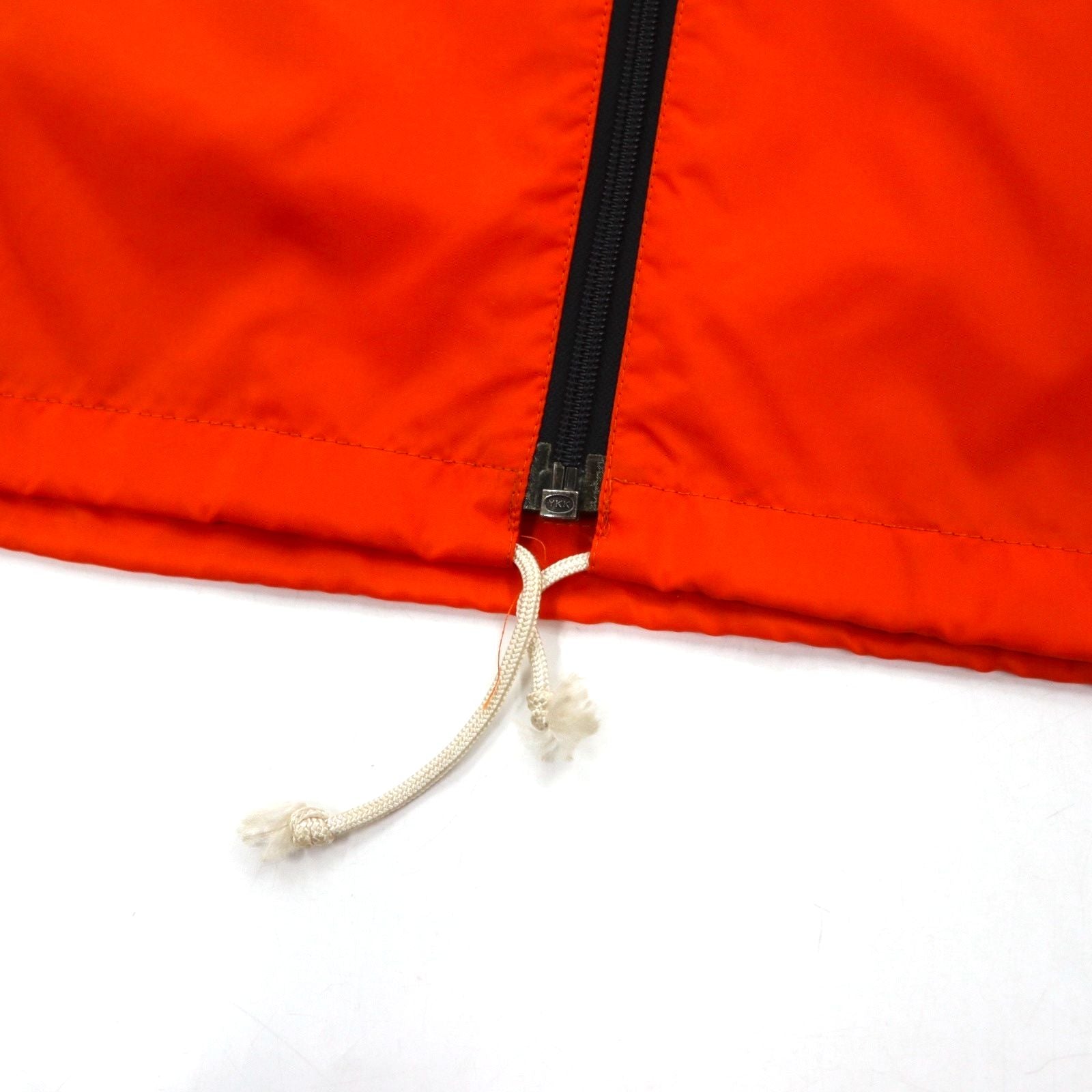 adidas Anni '90, giacca in nylon Descente, taglia M, arancione, logo trifoglio ricamato, cappuccio a scomparsa