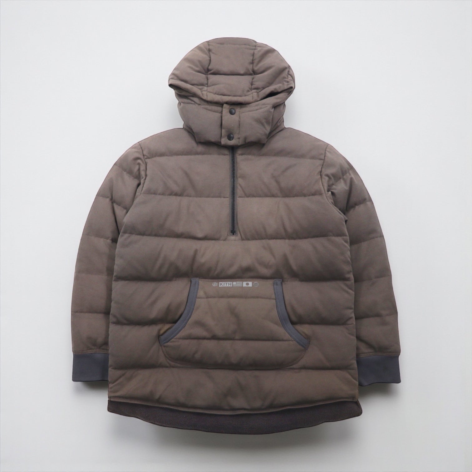 KITH × NANO UNIVERSE × 西川ダウン NAKAMEGURO QUARTER-ZIP PULLOVER CINDER プルオーバー ダウンジャケット S カンガルーポケット アノラック パーカー KH1080
