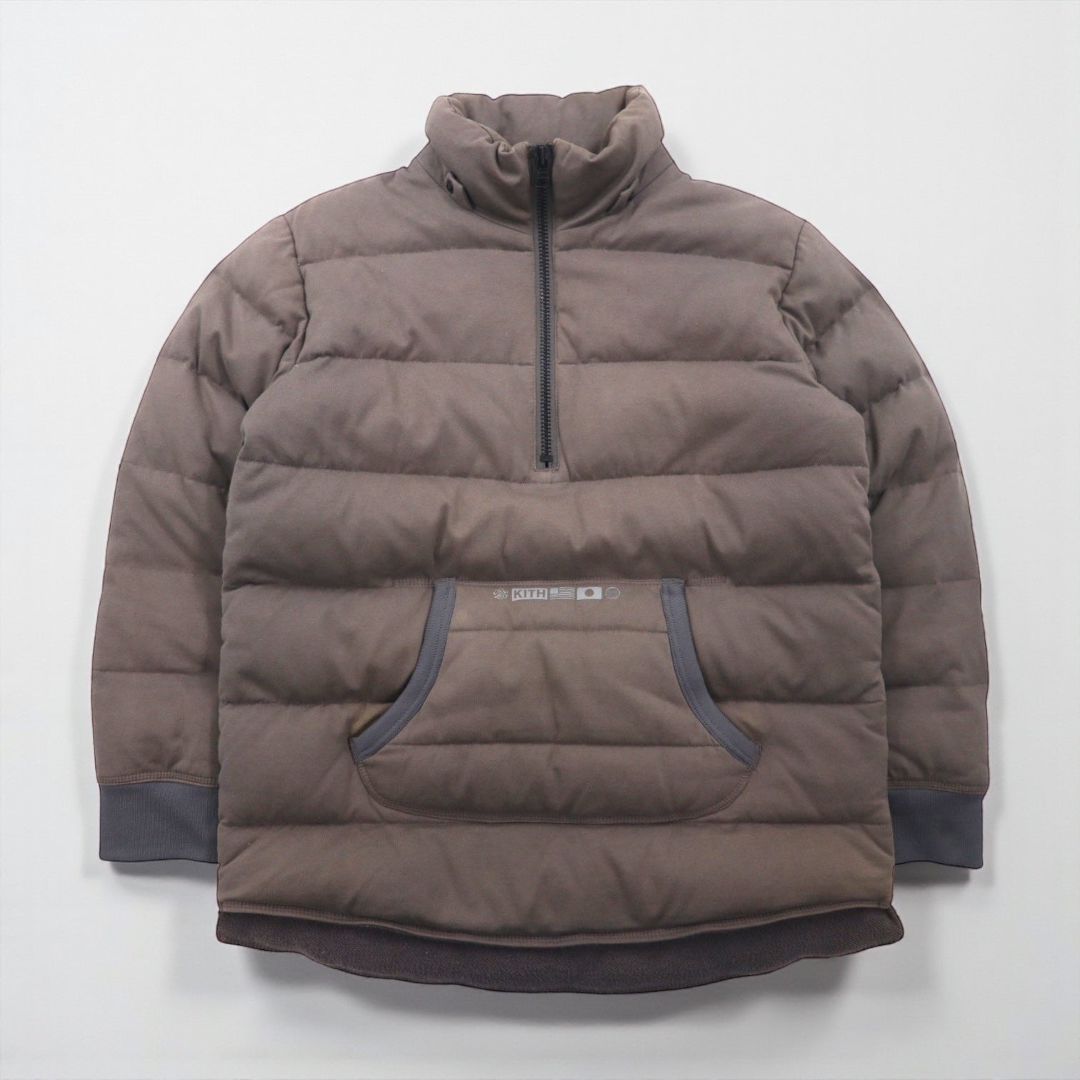KITH × NANO UNIVERSE × 西川ダウン NAKAMEGURO QUARTER-ZIP PULLOVER CINDER プルオーバー ダウンジャケット S カンガルーポケット アノラック パーカー KH1080