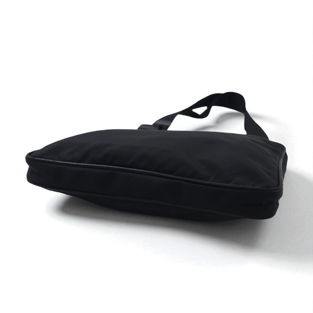 Borsa a tracolla PRADA in nylon nero con logo triangolare, made in Italy