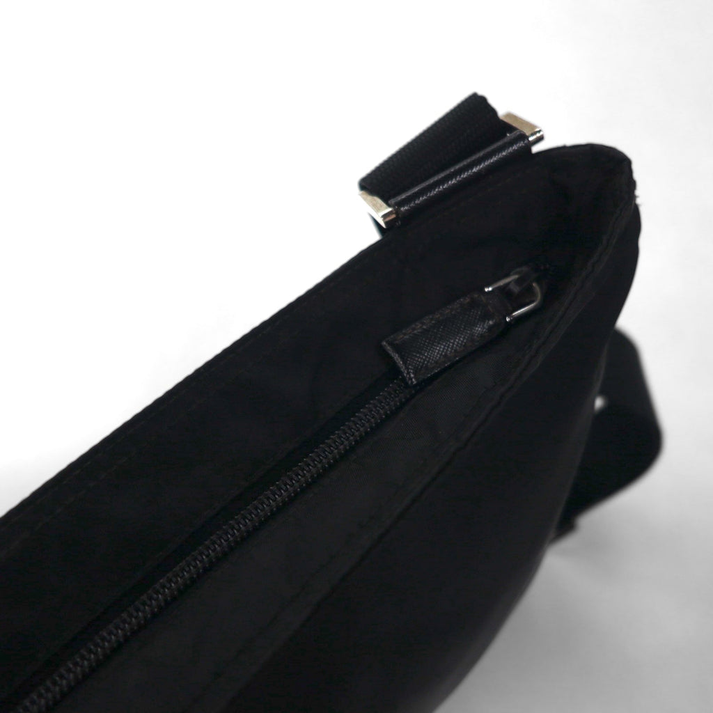 Borsa a tracolla PRADA in nylon nero con logo triangolare, made in Italy