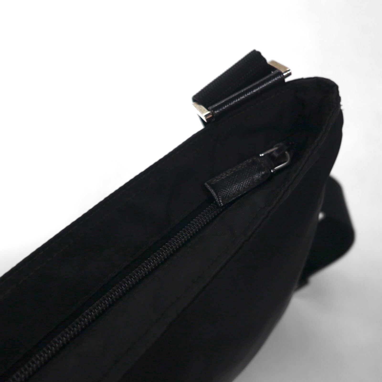 Borsa a tracolla PRADA in nylon nero con logo triangolare, made in Italy