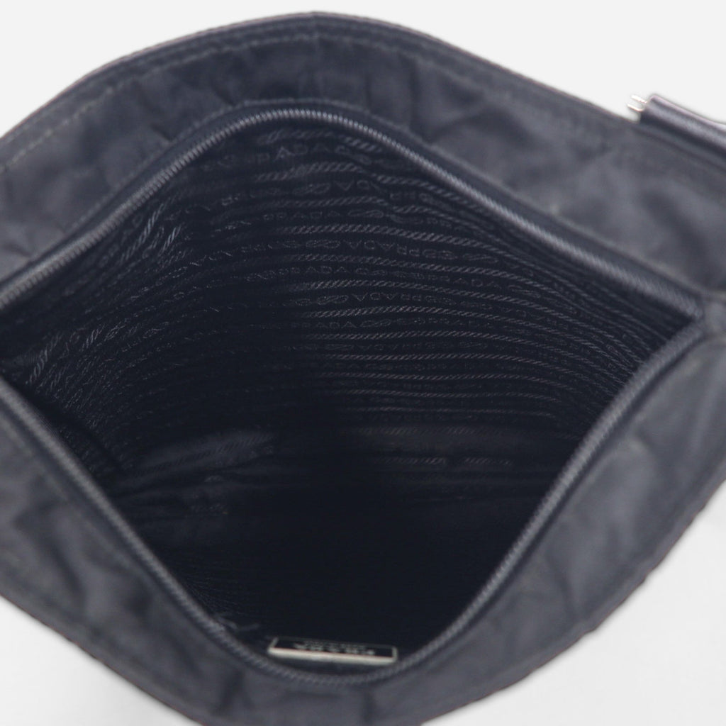 Borsa a tracolla PRADA in nylon nero con logo triangolare, made in Italy