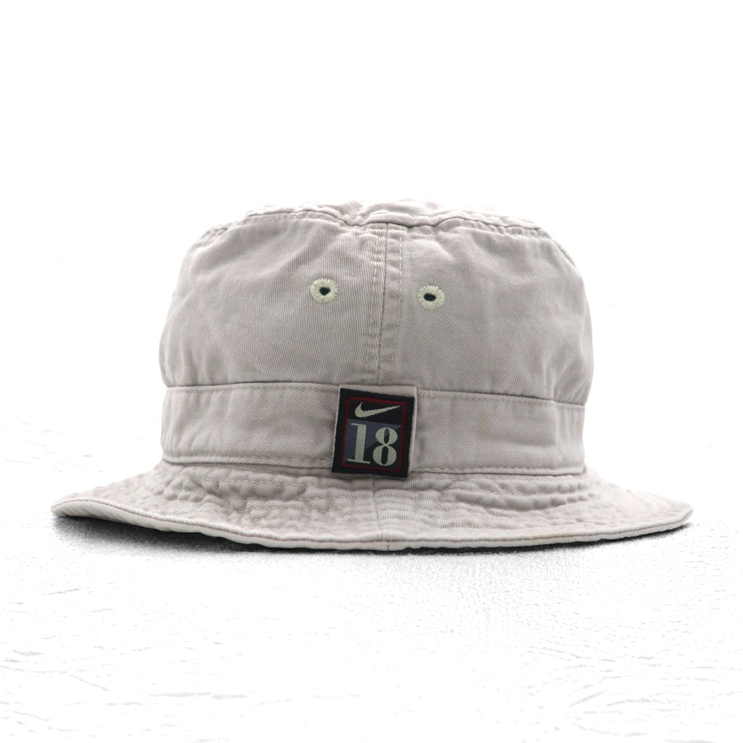 NIKE anni '90, etichetta argento, secchiello con ricamo Swoosh, taglia L, beige, cotone