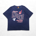 JOSTENS SPORTSWEAR Anni '90 Made in USA MLB INDIANS T-Shirt Stampata XL Blu Navy Cucitura Singola