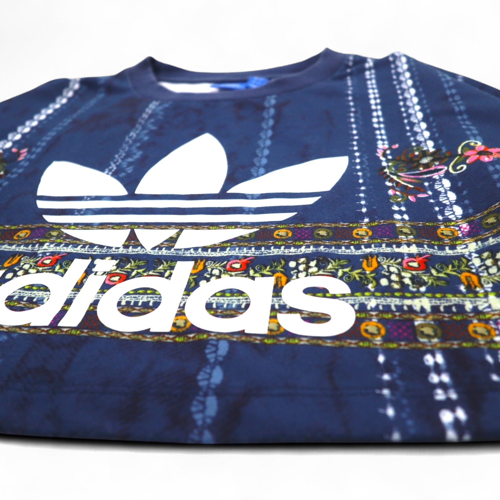 Felpa cropped adidas Originals, taglia M, blu navy, poliestere, fantasia all-over, logo Trifoglio, modello Cirande Sweat AY6896