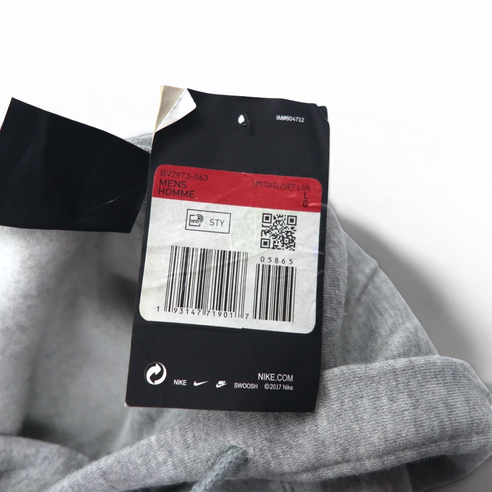 NIKE Felpa con cappuccio e logo Swoosh stampato, taglia L, colore grigio, NSW CLUB HOODIE BV2973-063, Made in Pakistan, nuovo con etichette.
