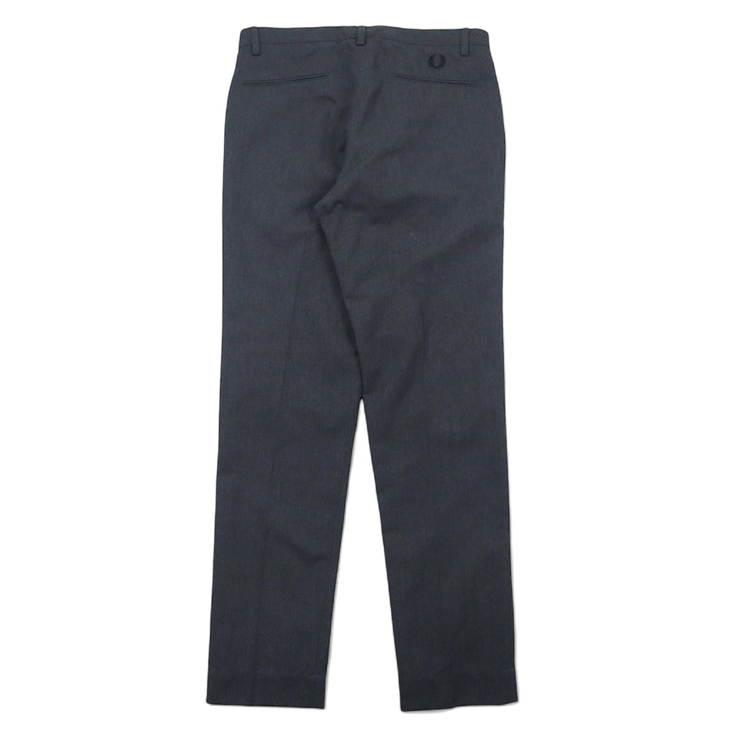 FRED PERRY Pantaloni affusolati a pieghe centrali 30 grigi in cotone PEG LEG TROUSER T3815 Prodotto in Portogallo