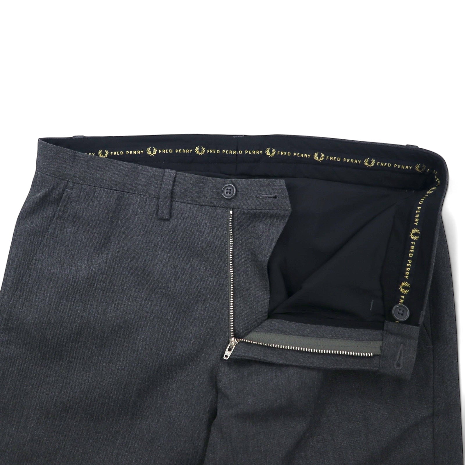 FRED PERRY Pantaloni affusolati a pieghe centrali 30 grigi in cotone PEG LEG TROUSER T3815 Prodotto in Portogallo
