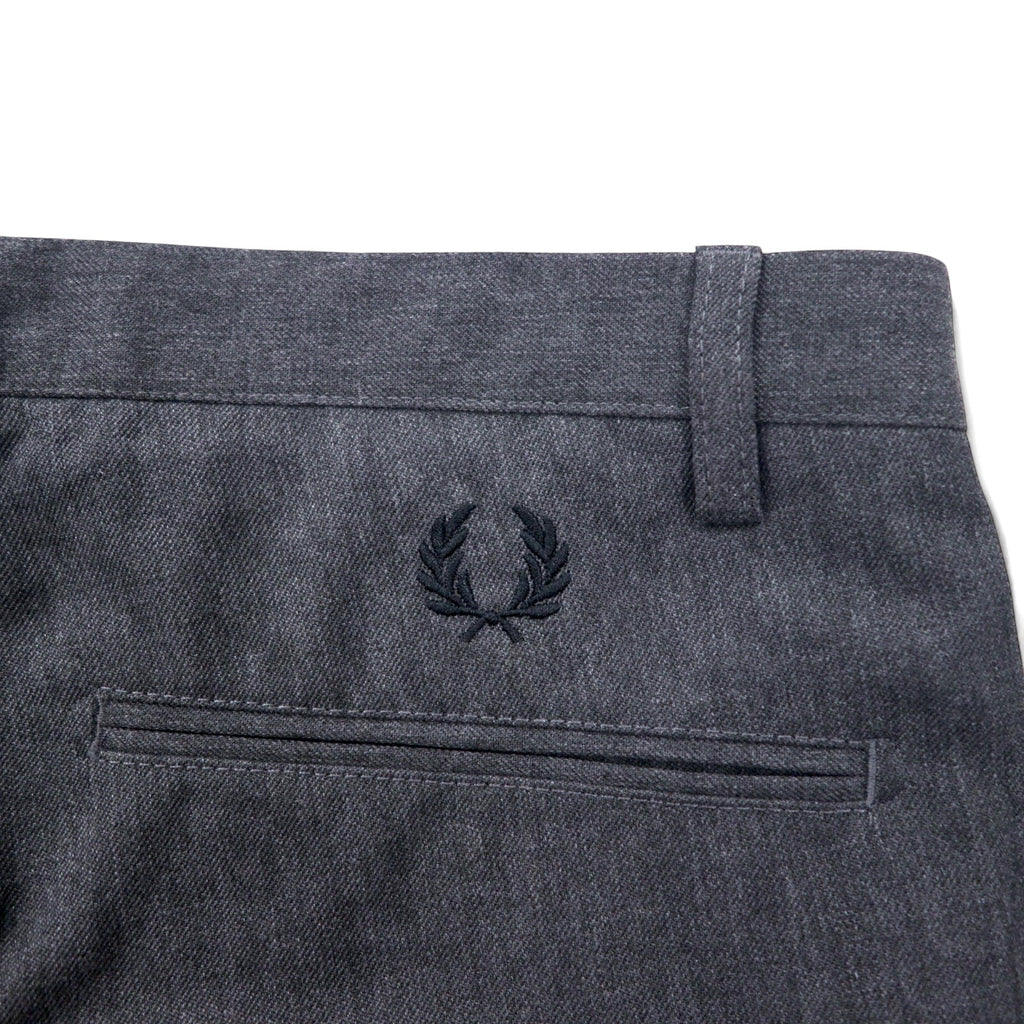 FRED PERRY Pantaloni affusolati a pieghe centrali 30 grigi in cotone PEG LEG TROUSER T3815 Prodotto in Portogallo