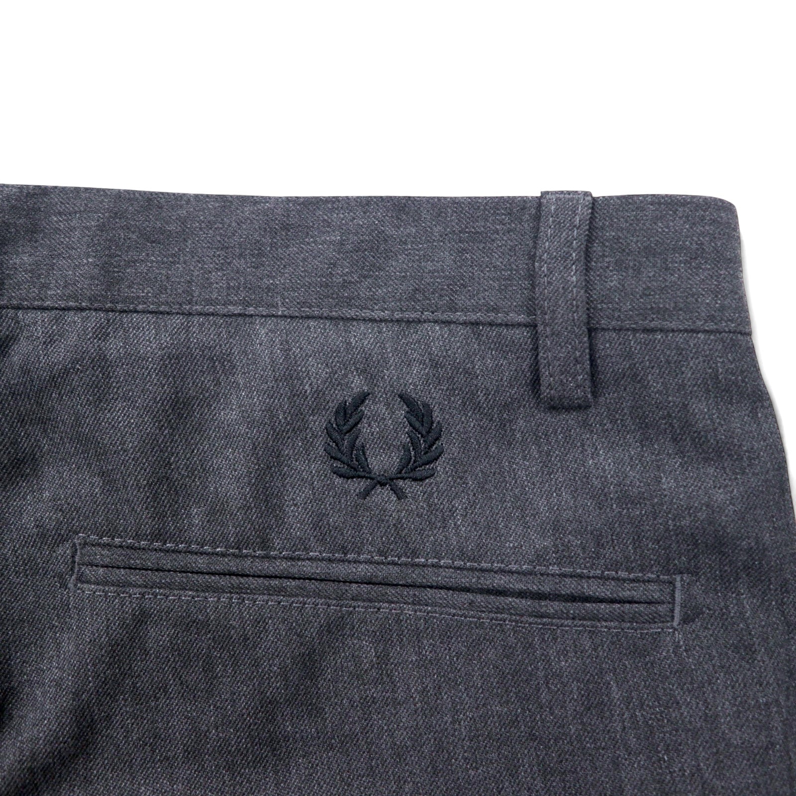 FRED PERRY Pantaloni affusolati a pieghe centrali 30 grigi in cotone PEG LEG TROUSER T3815 Prodotto in Portogallo
