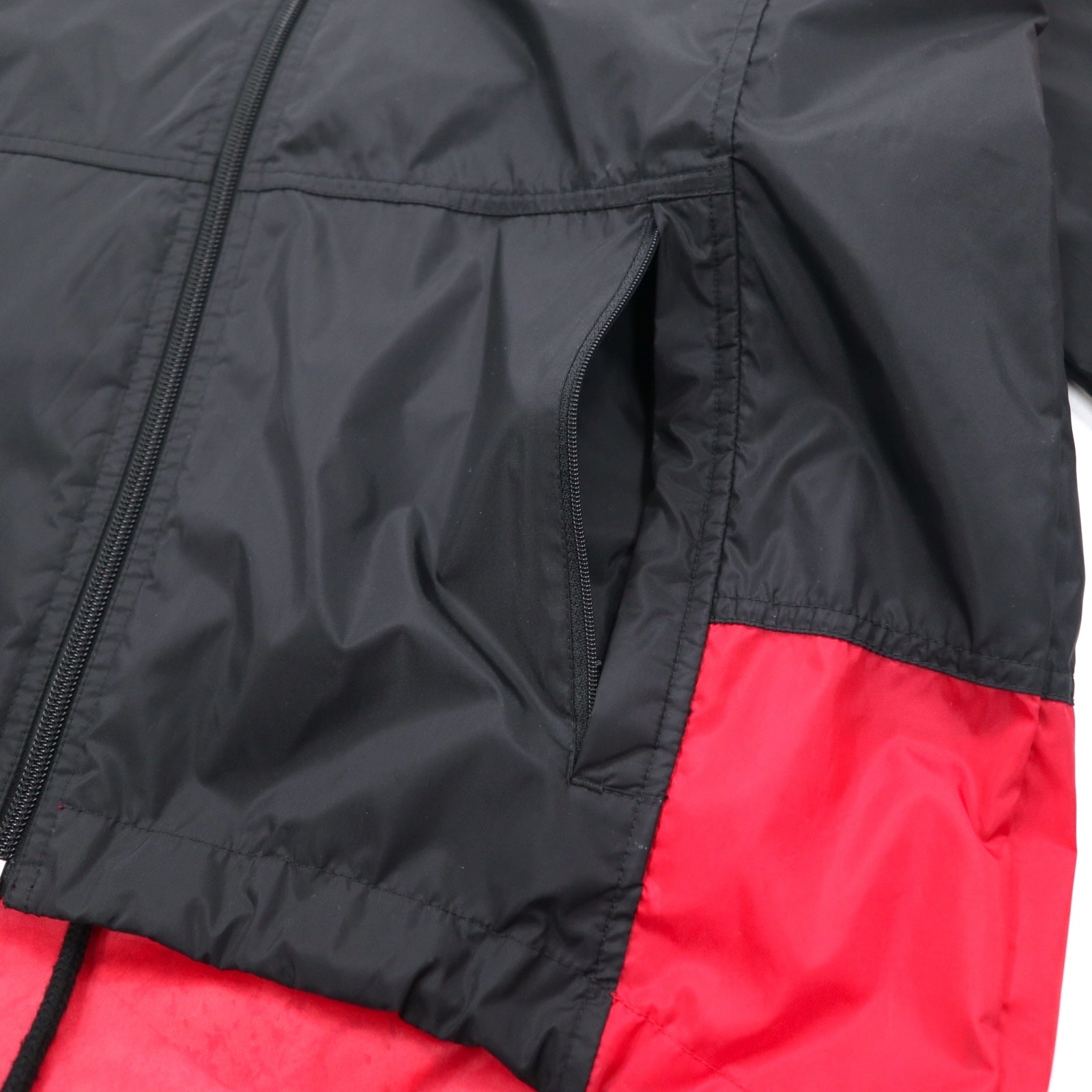 NIKE anni '90, etichetta argento, giacca in nylon, tuta, taglia S, nero, rosso, fishtail, coulisse.