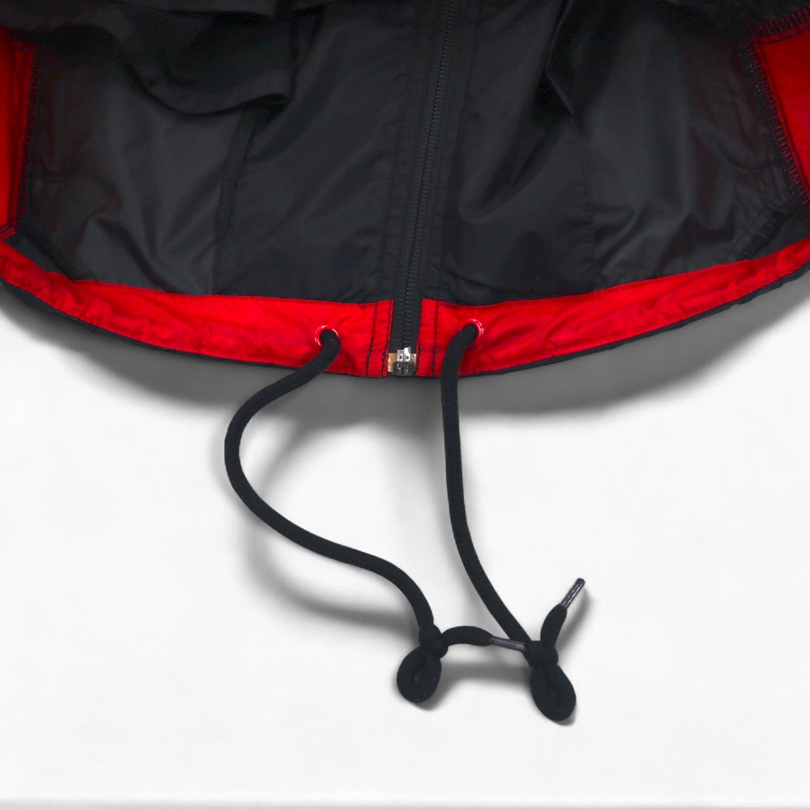 NIKE anni '90, etichetta argento, giacca in nylon, tuta, taglia S, nero, rosso, fishtail, coulisse.