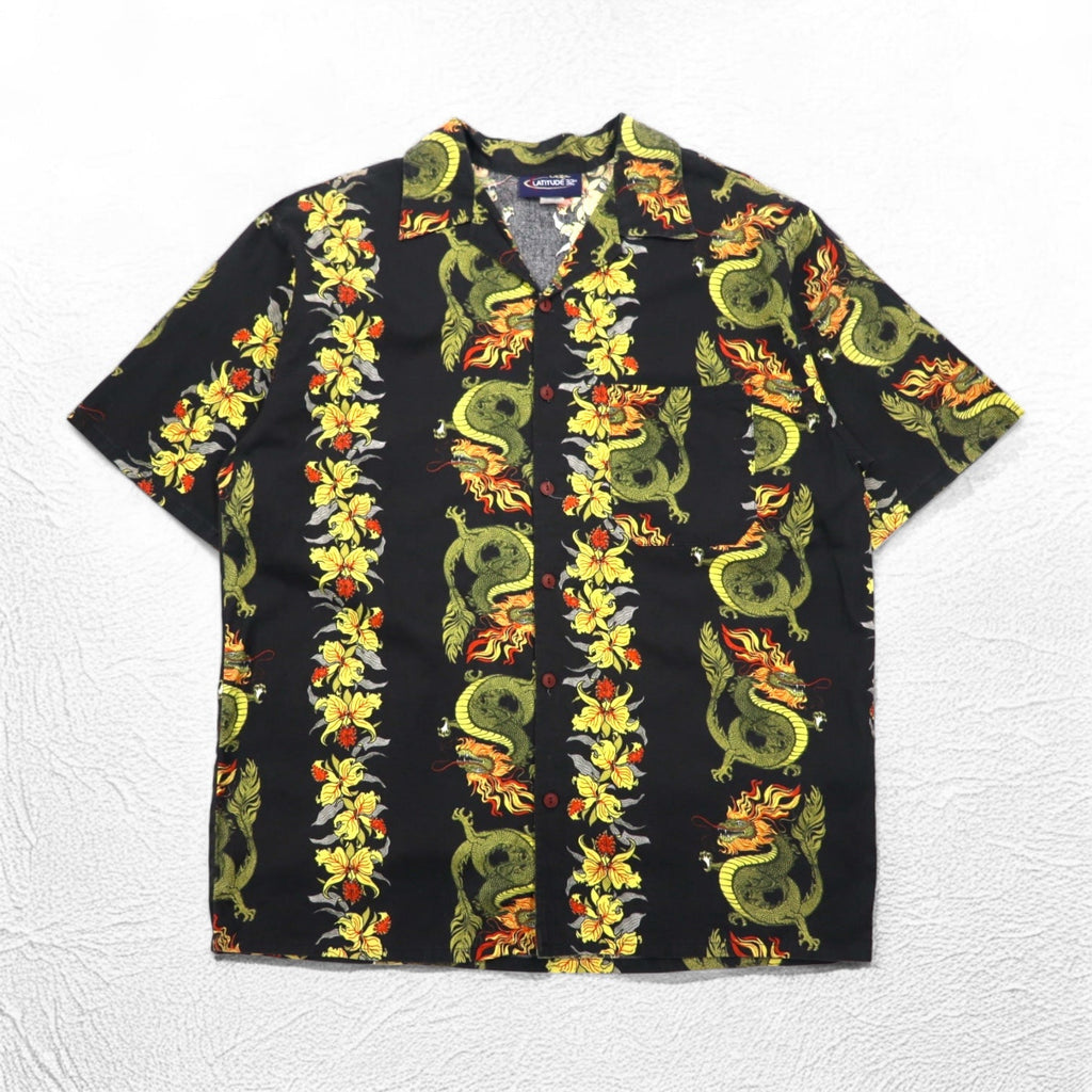 Camicia Aloha LATITUDE 32, anni '90, Made in USA, con colletto aperto, taglia 3XL, oversize, motivo intero, draghi e ibisco, colore nero.